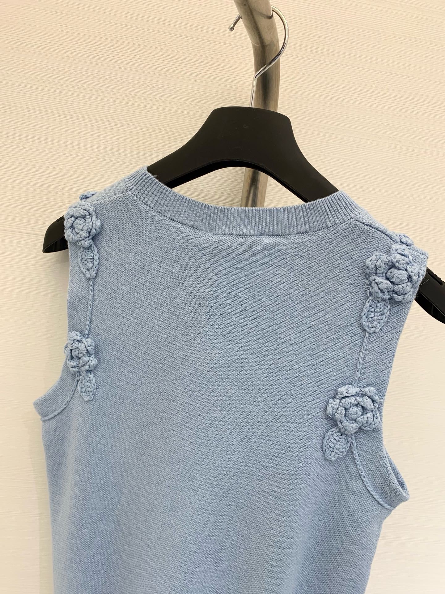 𝐂𝐡𝐚𝐧𝐞𝐥 𝟐𝟓𝐬 立体花朵🌼针织背心 𝟏𝟎𝟎%针织棉面料 高级精致感满满 
颜色：白色 灰色 蓝色 