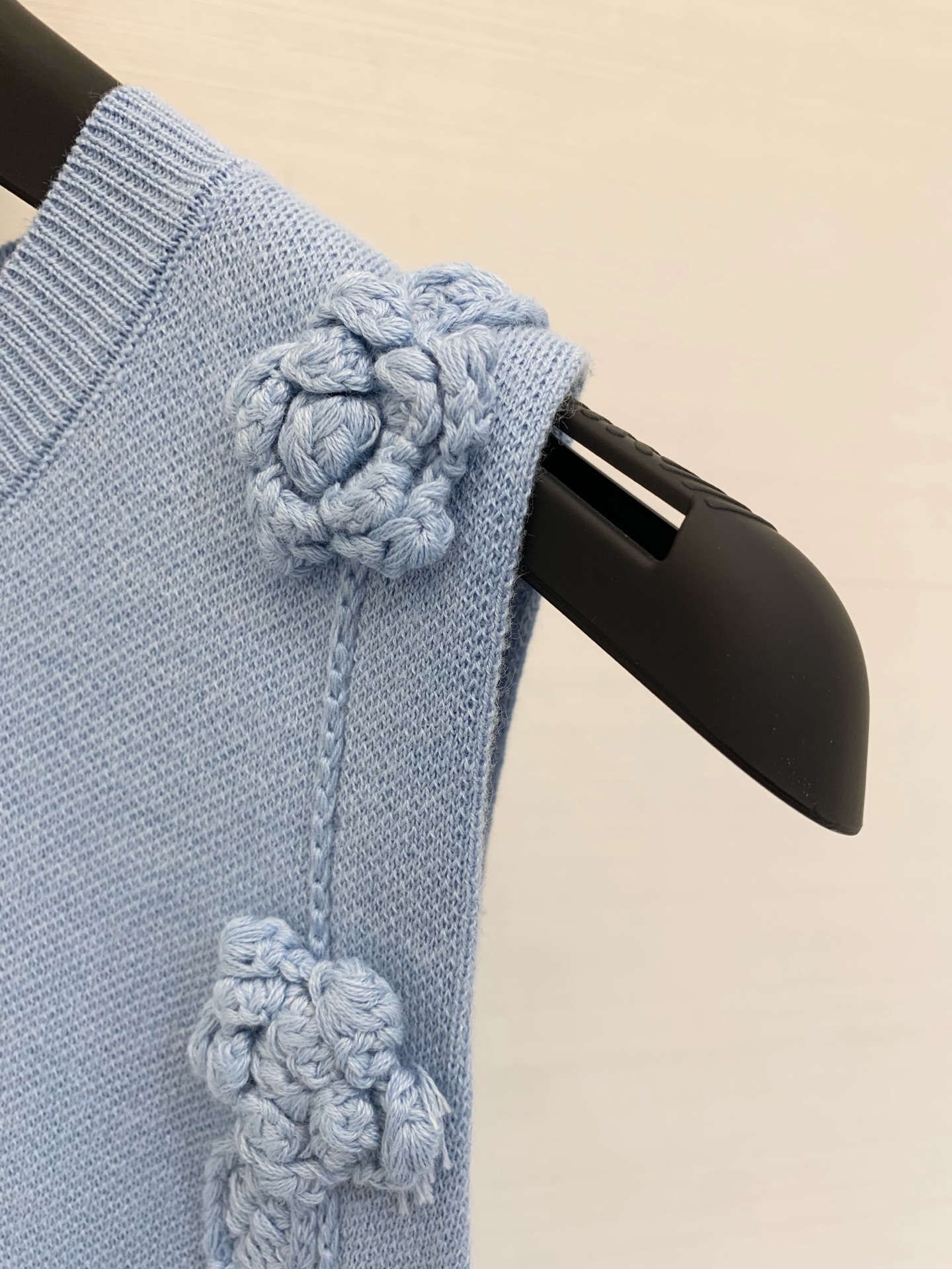 𝐂𝐡𝐚𝐧𝐞𝐥 𝟐𝟓𝐬 立体花朵🌼针织背心 𝟏𝟎𝟎%针织棉面料 高级精致感满满 
颜色：白色 灰色 蓝色 