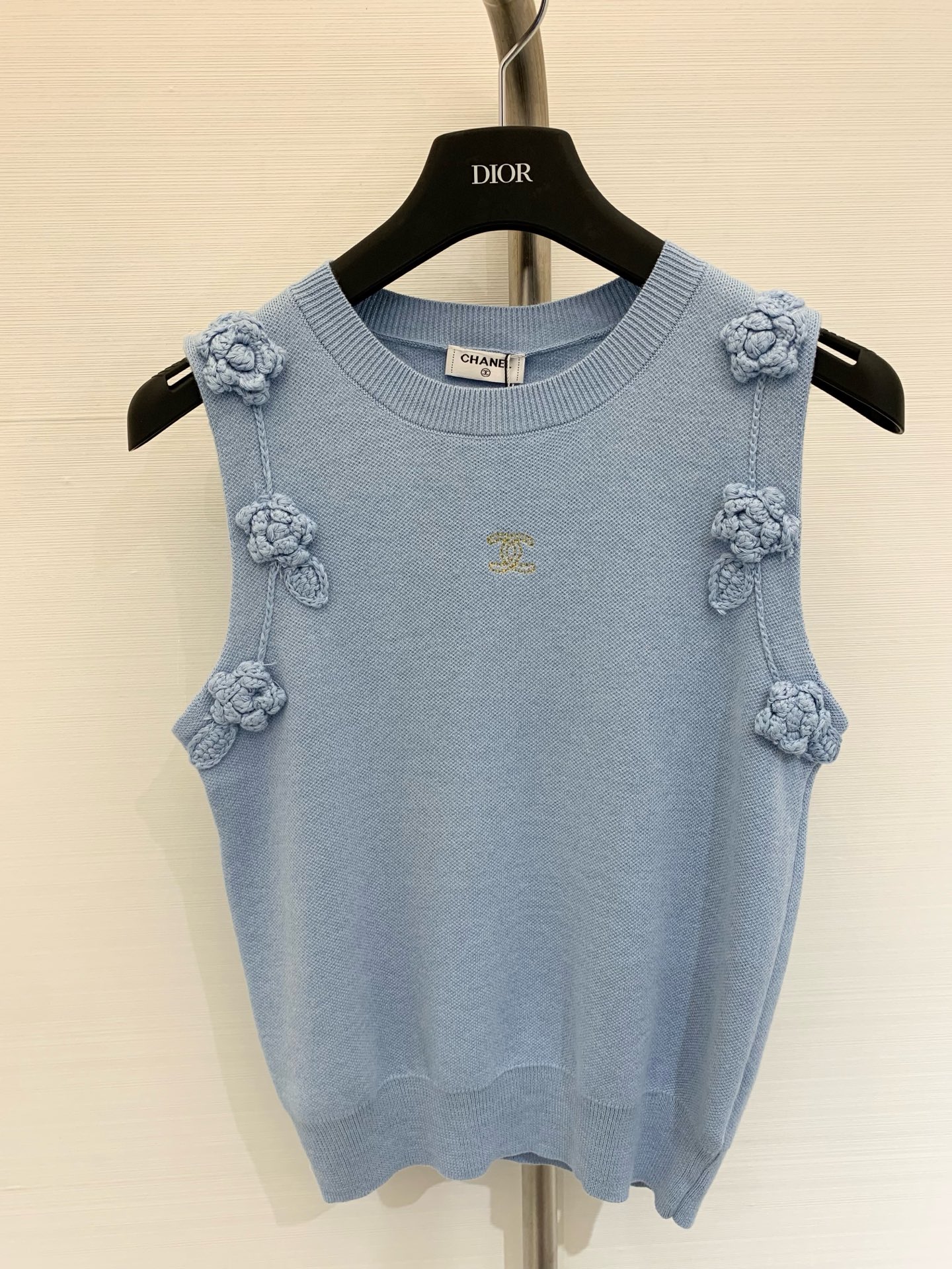𝐂𝐡𝐚𝐧𝐞𝐥 𝟐𝟓𝐬 立体花朵🌼针织背心 𝟏𝟎𝟎%针织棉面料 高级精致感满满 
颜色：白色 灰色 蓝色 