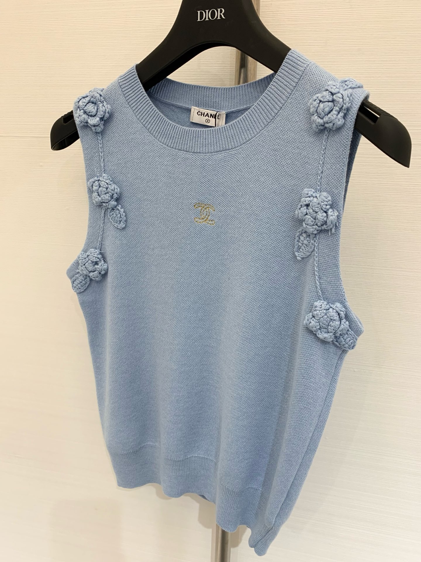 𝐂𝐡𝐚𝐧𝐞𝐥 𝟐𝟓𝐬 立体花朵🌼针织背心 𝟏𝟎𝟎%针织棉面料 高级精致感满满 
颜色：白色 灰色 蓝色 