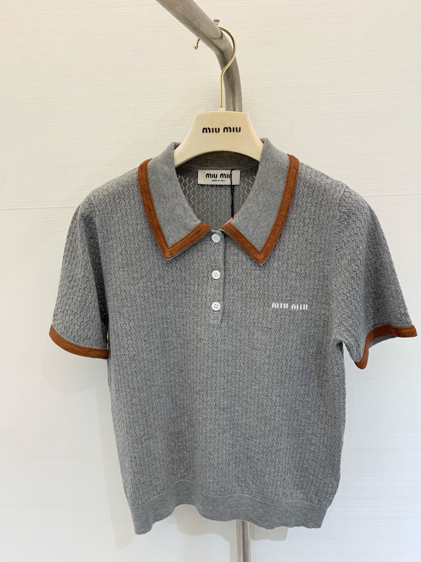 NO:434730,New contrasting lapel suede collar spliced ​​knitted short sleeves, jacquard embellishment on the chest, age-reducing girl, slim and versatile upper body color gray white Size //,,T-shirt,chamois leather,alexander wang19860909新款 撞色翻领麂皮领拼接针织短袖 胸前提花点缀修饰 减龄少女 上身显瘦百搭 颜色灰色 白色 码数//,,T-shirt,chamois leather,alexander wang,Women's clothing