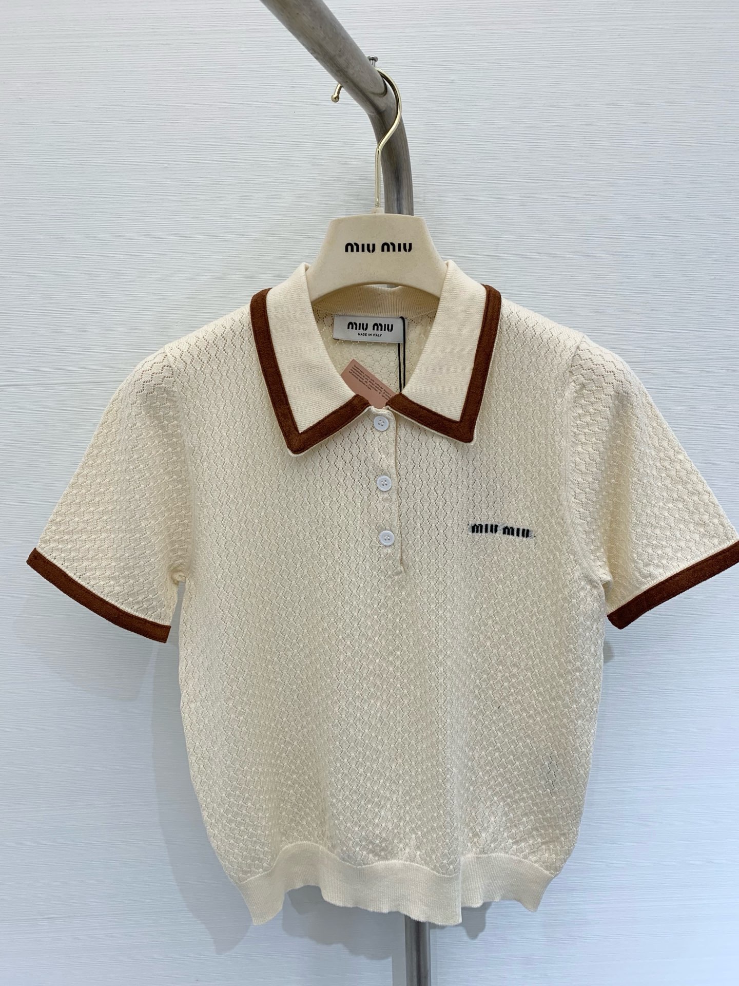 NO:434733,New contrasting lapel suede collar spliced ​​knitted short sleeves, jacquard embellishment on the chest, age-reducing girl, slim and versatile upper body color gray white Size //,,T-shirt,chamois leather,alexander wang19860909新款 撞色翻领麂皮领拼接针织短袖 胸前提花点缀修饰 减龄少女 上身显瘦百搭 颜色灰色 白色 码数//,,T-shirt,chamois leather,alexander wang,Women's clothing