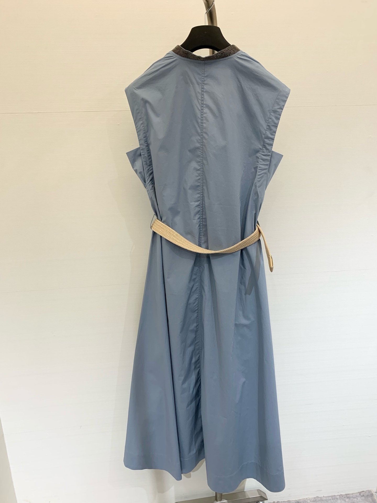 𝐁𝐂 
𝟐𝟎𝟐𝟓 夏季新款 领口拼接珠链无袖连衣裙 流畅的线条与女性的优雅，定义出这款飘逸连衣裙的魅力 