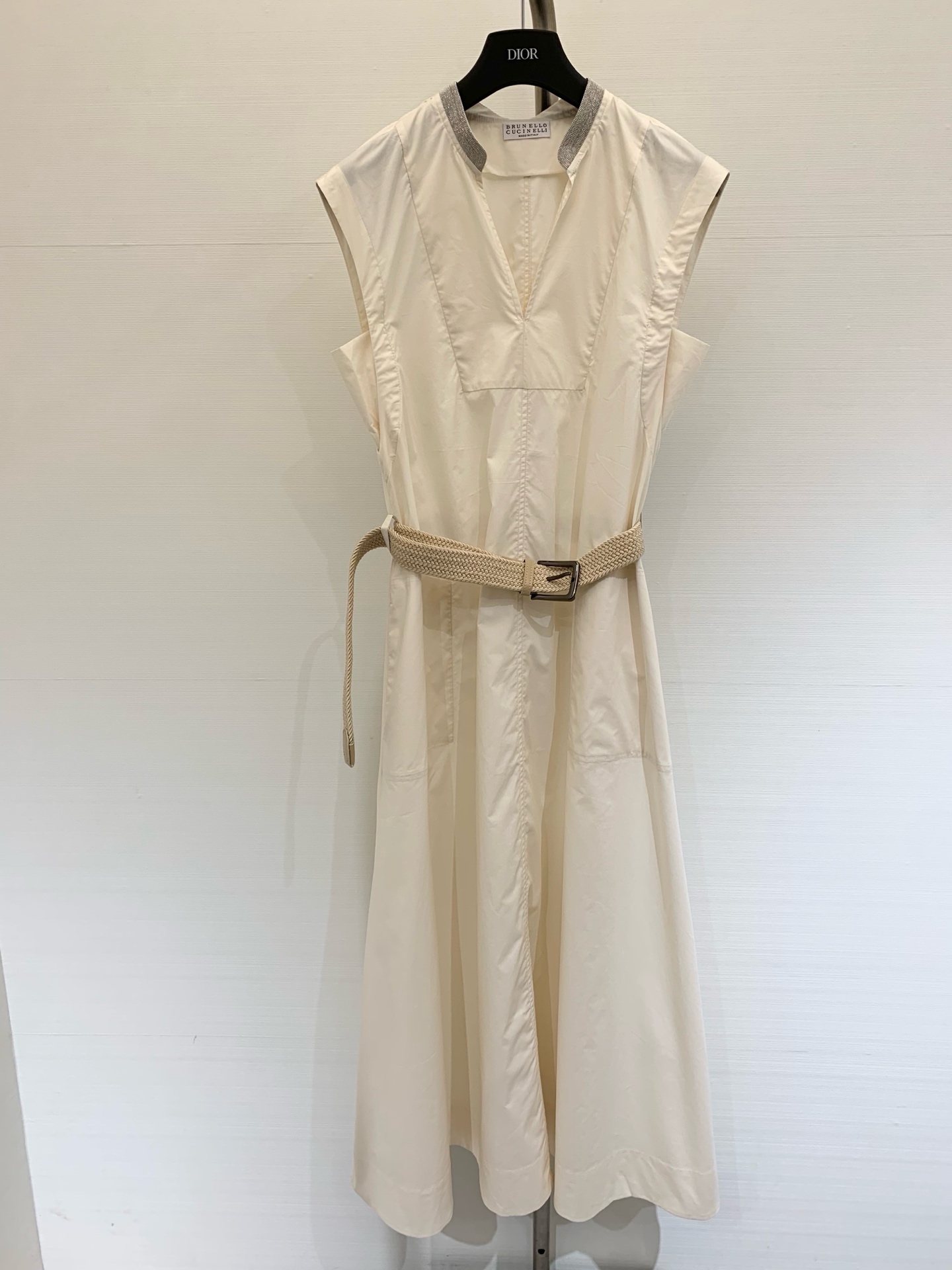 𝐁𝐂 
𝟐𝟎𝟐𝟓 夏季新款 领口拼接珠链无袖连衣裙 流畅的线条与女性的优雅，定义出这款飘逸连衣裙的魅力 