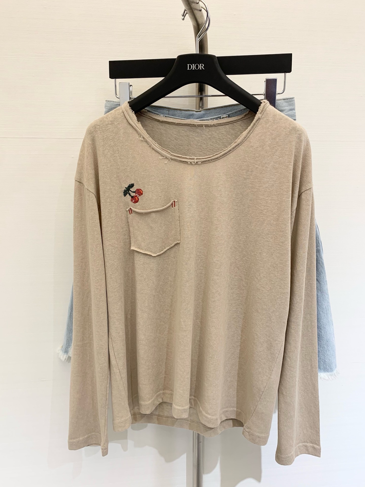 NO:434750,2025 new early autumn style, full of lazy feeling, long-sleeved top with a neckline cut pocket sun protection, loose and lazy hip style, air-conditioning shirt, single or inner vest, light color, white, SML, alexander wang198609092025 早秋新款 慵懒感满满 领口割烂口袋长袖上衣防晒 宽松慵懒胯版型 空调衫、单搭或者内搭背心都好看 颜色浅咖 白色 码数SML,,alexander wang,Women's clothing