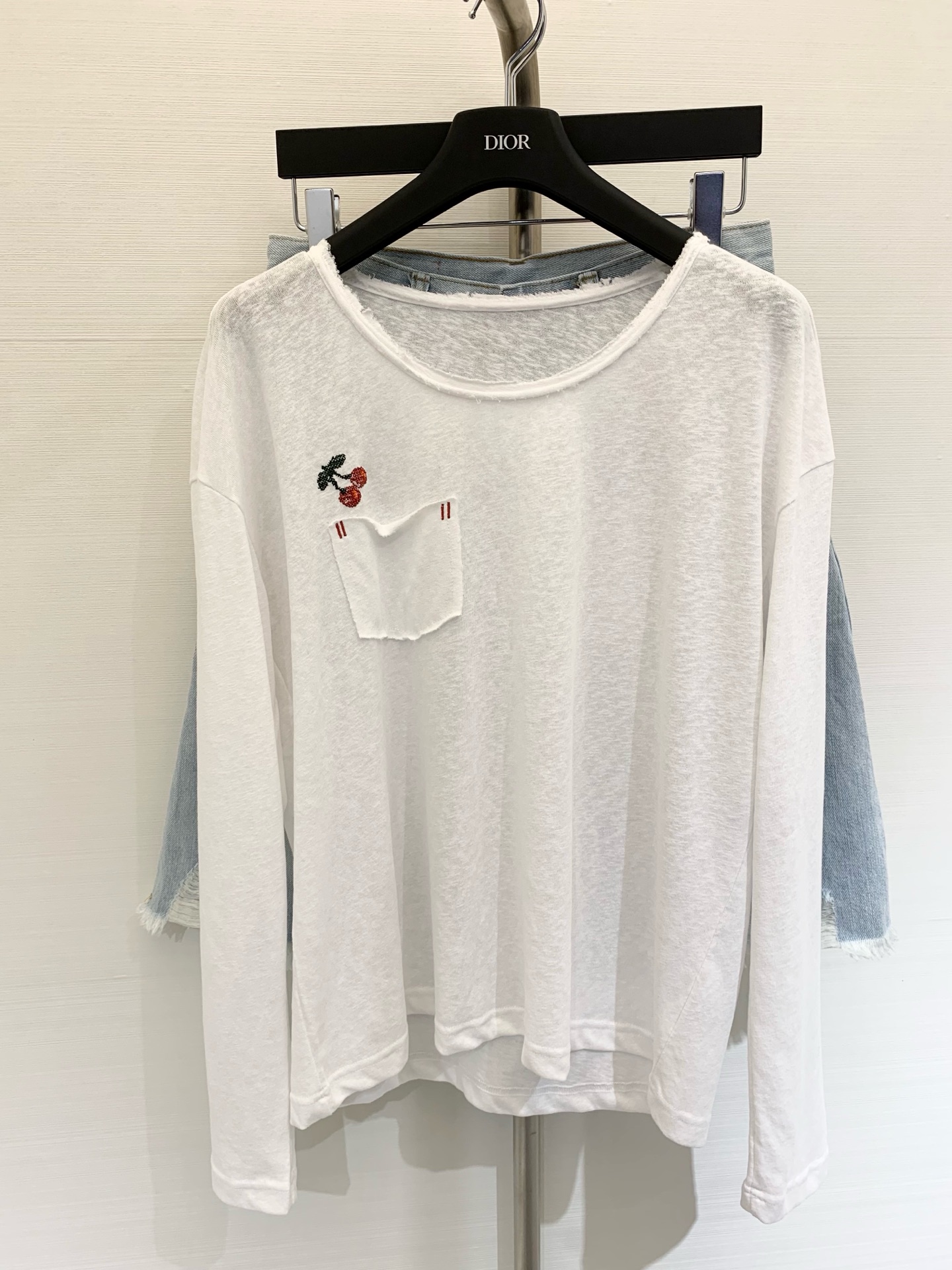 NO:434754,2025 new early autumn style, full of lazy feeling, long-sleeved top with a neckline cut pocket sun protection, loose and lazy hip style, air-conditioning shirt, single or inner vest, light color, white, SML, alexander wang198609092025 早秋新款 慵懒感满满 领口割烂口袋长袖上衣防晒 宽松慵懒胯版型 空调衫、单搭或者内搭背心都好看 颜色浅咖 白色 码数SML,,alexander wang,Women's clothing