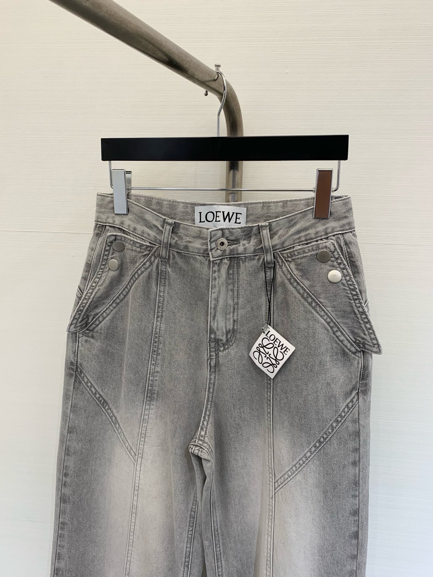𝐋𝐎𝐄𝐖* 
𝟐𝟎𝟐𝟓 夏季新款 翻盖后袋刺绣字母长裤 原料进口棉弹牛仔面料 上身质地亲肤柔软 夏天穿很