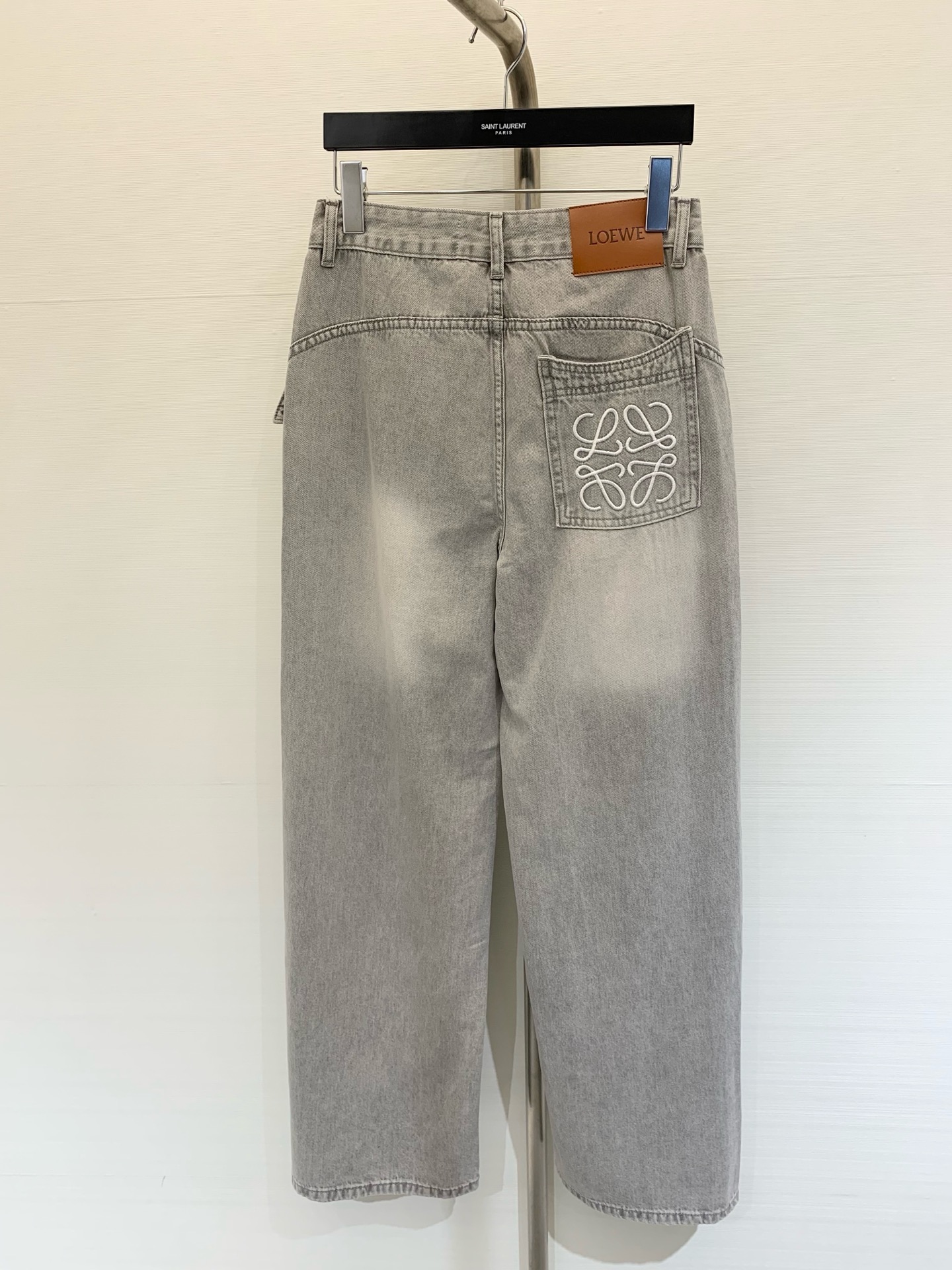 𝐋𝐎𝐄𝐖* 
𝟐𝟎𝟐𝟓 夏季新款 翻盖后袋刺绣字母长裤 原料进口棉弹牛仔面料 上身质地亲肤柔软 夏天穿很