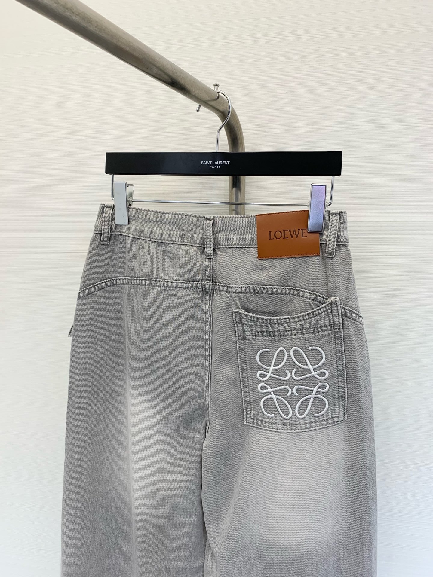 𝐋𝐎𝐄𝐖* 
𝟐𝟎𝟐𝟓 夏季新款 翻盖后袋刺绣字母长裤 原料进口棉弹牛仔面料 上身质地亲肤柔软 夏天穿很