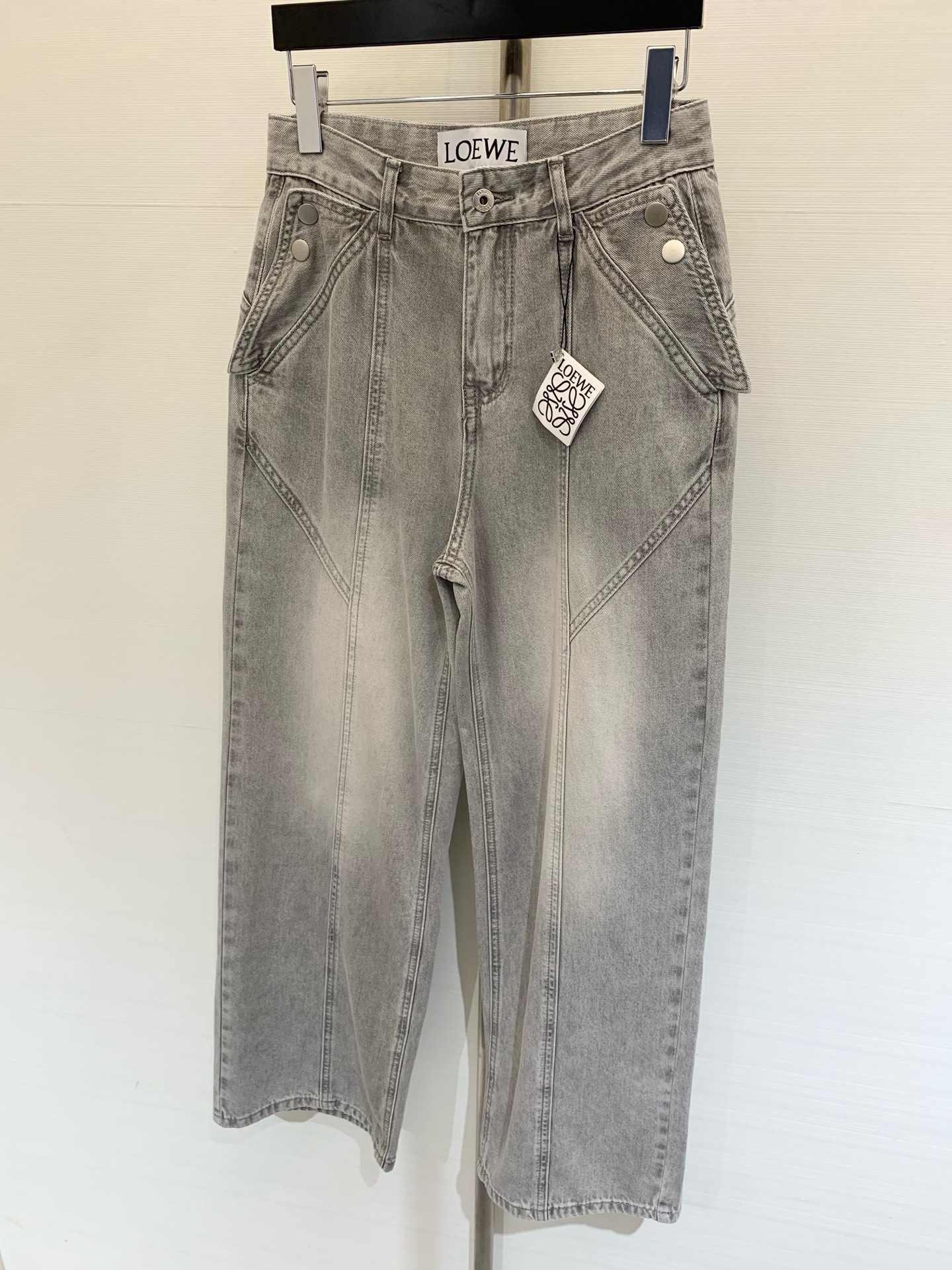 𝐋𝐎𝐄𝐖* 
𝟐𝟎𝟐𝟓 夏季新款 翻盖后袋刺绣字母长裤 原料进口棉弹牛仔面料 上身质地亲肤柔软 夏天穿很