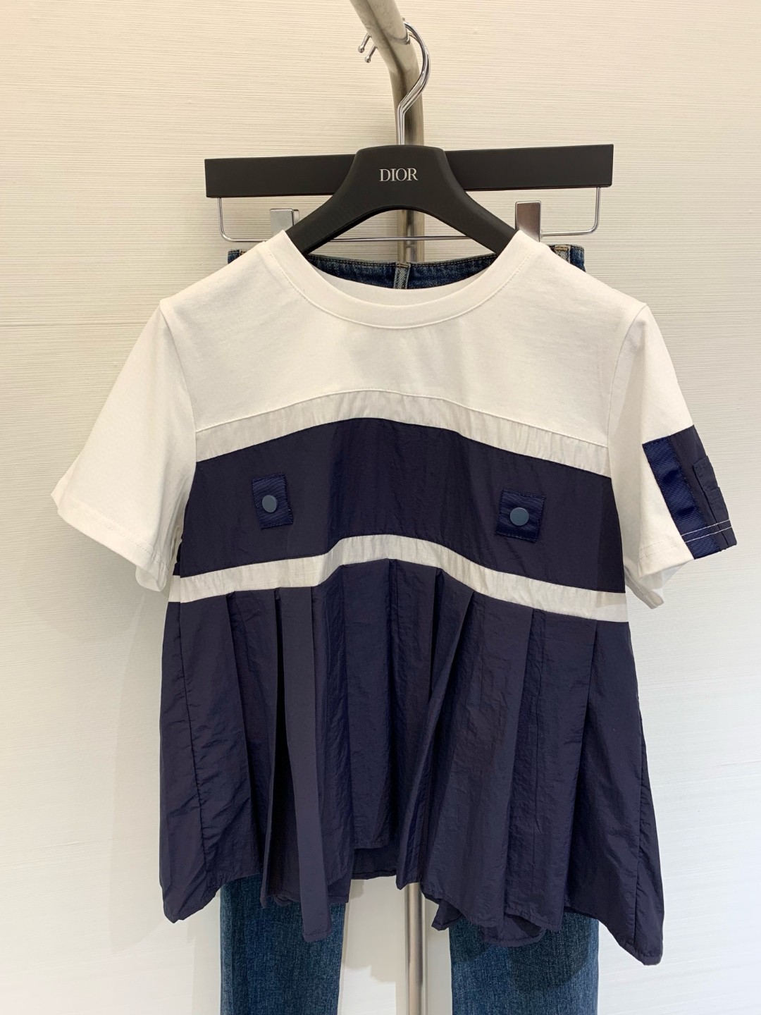 NO:435230,New summer style round neck spliced ​​font versatile short sleeves, pleated design on the hem, slimming style, color gray, green, hidden blue, size, T-shirt, alexander wang19860909夏季新款 圆领拼接字形百搭短袖 下摆百褶设计 遮肉显瘦气质款 颜色灰色 绿色 藏蓝 码数,,T-shirt,alexander wang,Women's clothing