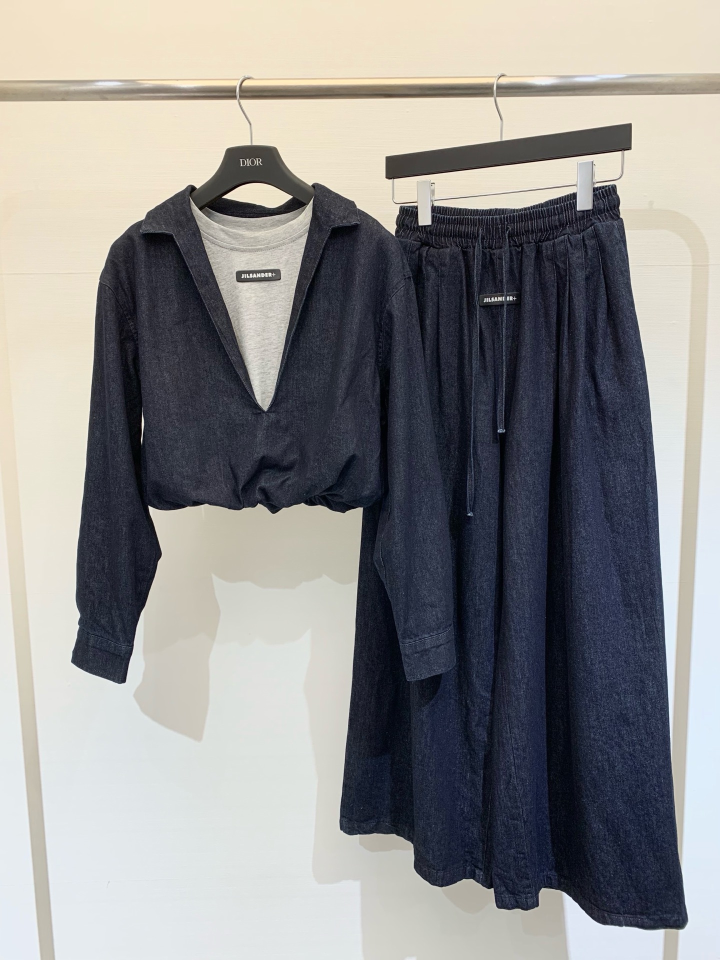 NO:435236,JILSANDER Early autumn new style, fake two-piece wide-leg suit, the overall style is just right loose, the top is fake two-piece form, the inner part is made into a vest style, and the outer part is sewn together at the hem, wide-leg pants waistband and drawstring design, this pants are single out to match with a simple white shirt, light gray shirt, and also looks good. SML, jil sander, shirts, alexander wang19860909JILSANDER  早秋新款 假两件阔腿套装 整体版型是恰到好处的宽松,上衣是假两件的形式,内件做成背心样式,与外件在下摆处缝合套在一起,阔腿裤腰头牛筋与抽绳设计,这款裤子单拿出来搭配简约的白衬衫浅灰衬衫也hen好看 码数SML,,jil sander,shirts,alexander wang,Women's clothing