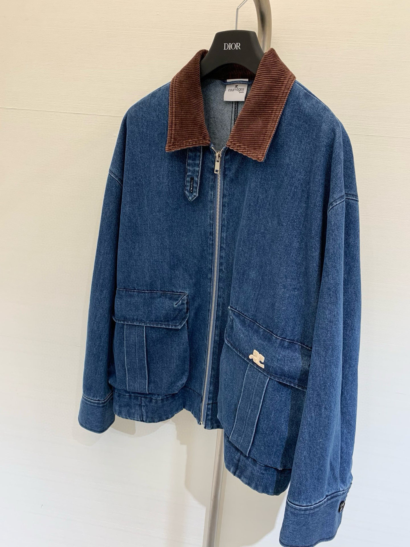 𝐂𝐨𝐮𝐫𝐫𝐞𝐠𝐞𝐬 𝟐𝟎𝟐𝟓 夏季新款 复古撞色𝐏𝐨𝐥𝐨领阔版牛仔外套 双口袋实用性满满 宽松版型显瘦减