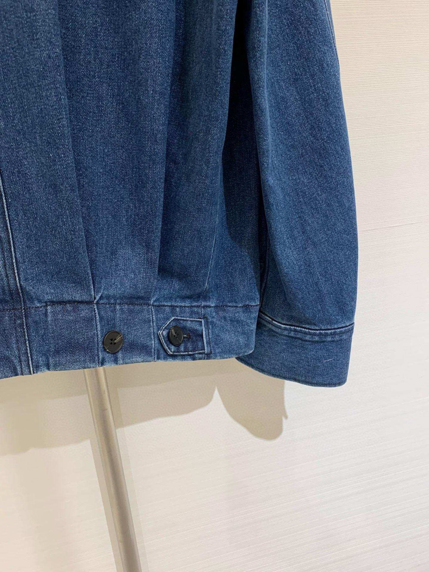 𝐂𝐨𝐮𝐫𝐫𝐞𝐠𝐞𝐬 𝟐𝟎𝟐𝟓 夏季新款 复古撞色𝐏𝐨𝐥𝐨领阔版牛仔外套 双口袋实用性满满 宽松版型显瘦减