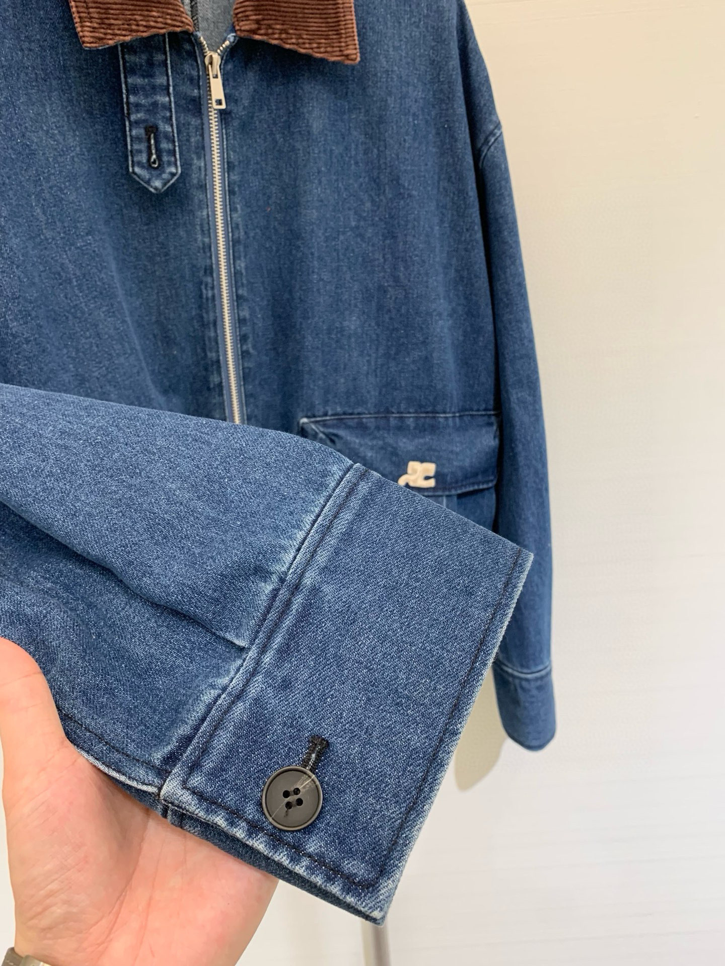 𝐂𝐨𝐮𝐫𝐫𝐞𝐠𝐞𝐬 𝟐𝟎𝟐𝟓 夏季新款 复古撞色𝐏𝐨𝐥𝐨领阔版牛仔外套 双口袋实用性满满 宽松版型显瘦减