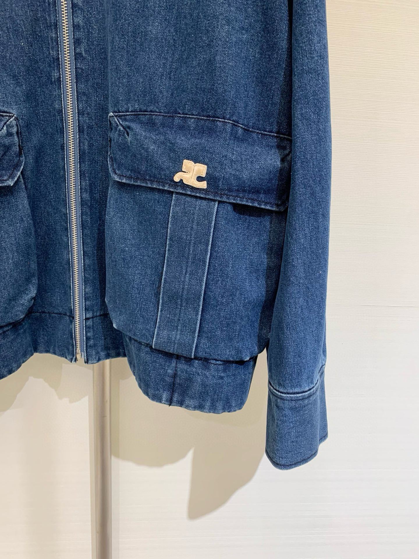 𝐂𝐨𝐮𝐫𝐫𝐞𝐠𝐞𝐬 𝟐𝟎𝟐𝟓 夏季新款 复古撞色𝐏𝐨𝐥𝐨领阔版牛仔外套 双口袋实用性满满 宽松版型显瘦减