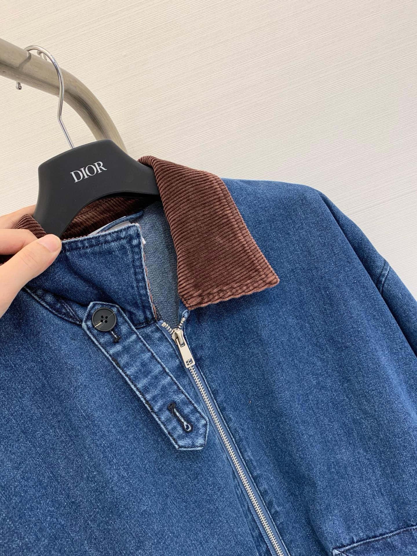 𝐂𝐨𝐮𝐫𝐫𝐞𝐠𝐞𝐬 𝟐𝟎𝟐𝟓 夏季新款 复古撞色𝐏𝐨𝐥𝐨领阔版牛仔外套 双口袋实用性满满 宽松版型显瘦减