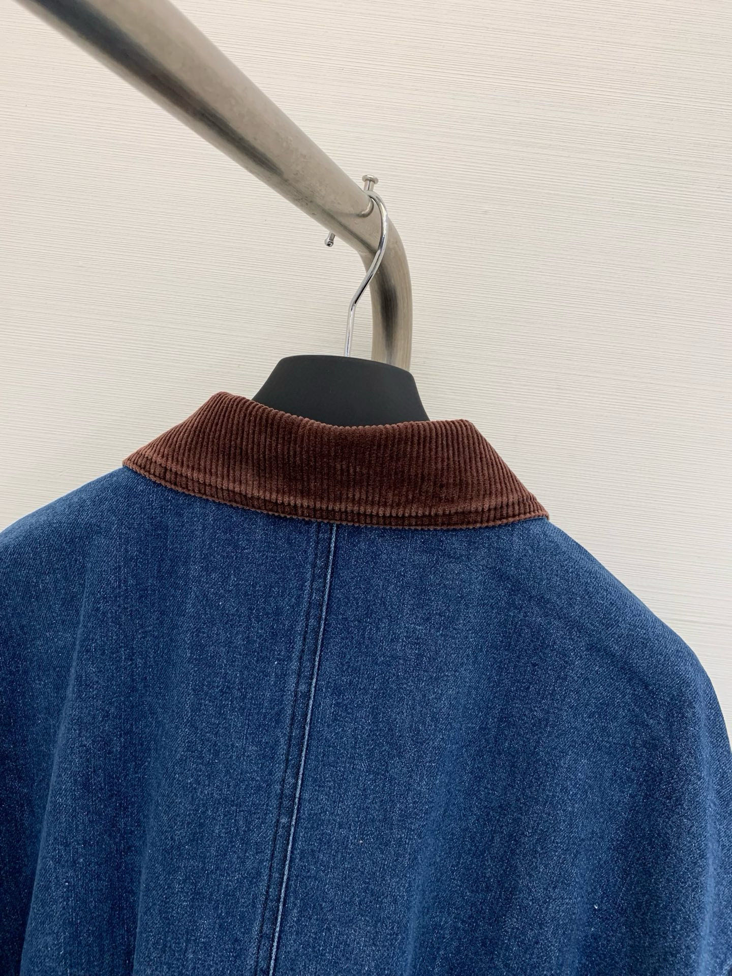 𝐂𝐨𝐮𝐫𝐫𝐞𝐠𝐞𝐬 𝟐𝟎𝟐𝟓 夏季新款 复古撞色𝐏𝐨𝐥𝐨领阔版牛仔外套 双口袋实用性满满 宽松版型显瘦减