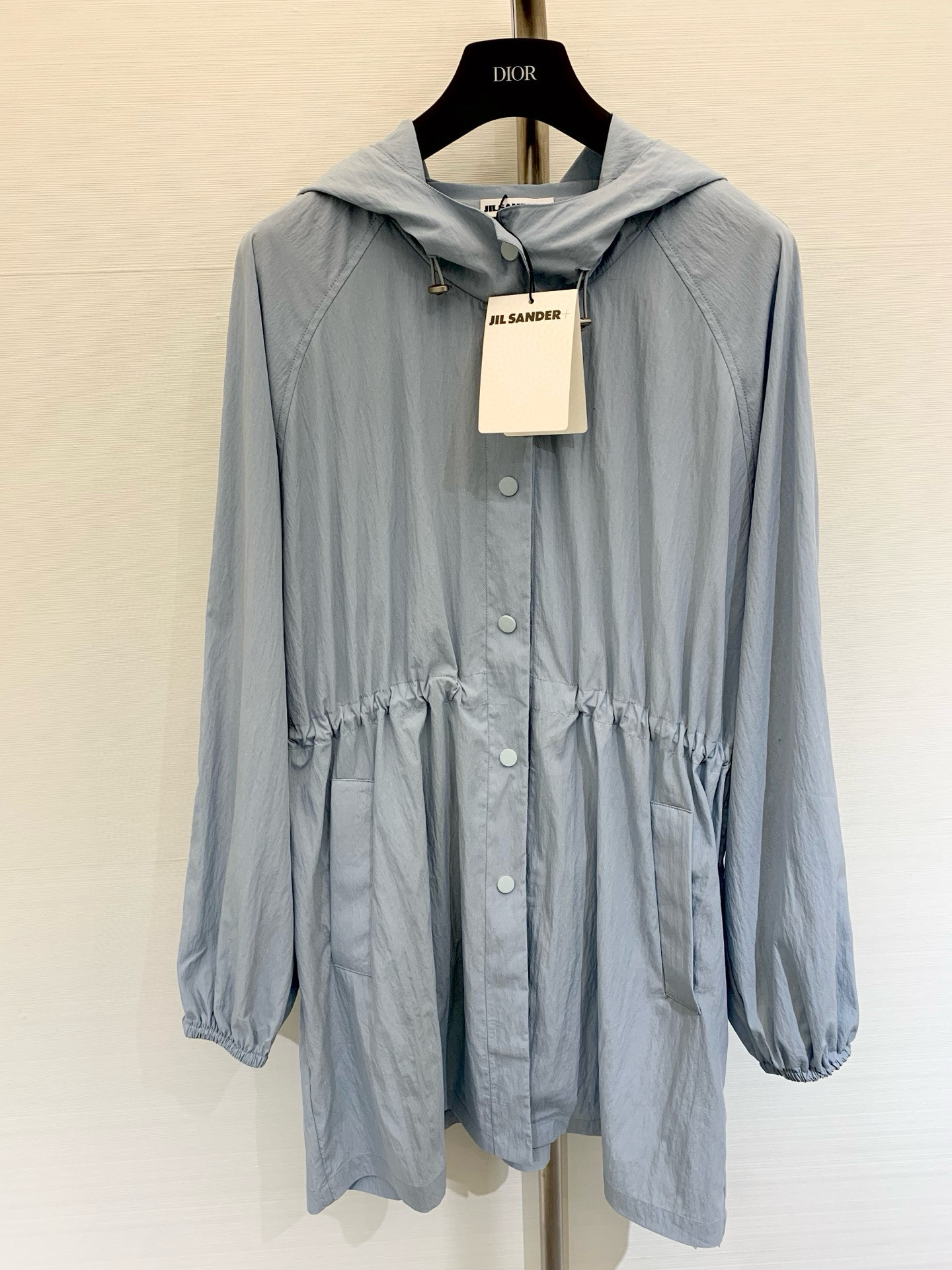 𝐉𝐈𝐋𝐒𝐀𝐍𝐃𝐄𝐑 𝟐𝟎𝟐𝟓 春夏新款 极简淡蓝连帽防晒外套，宽松大版型高版出品！帽子手缝𝐋𝐨𝐠𝐨标志撞