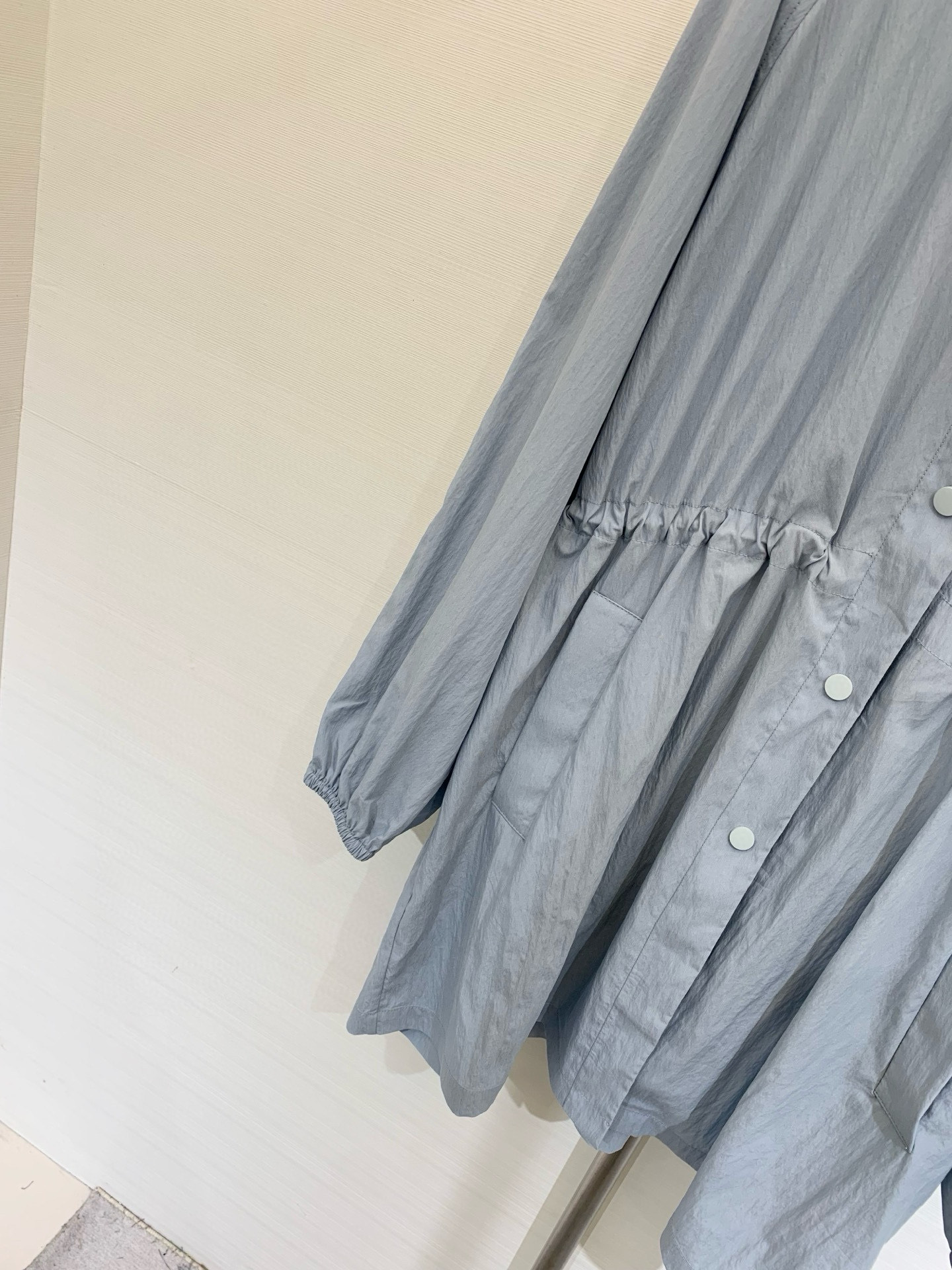 𝐉𝐈𝐋𝐒𝐀𝐍𝐃𝐄𝐑 𝟐𝟎𝟐𝟓 春夏新款 极简淡蓝连帽防晒外套，宽松大版型高版出品！帽子手缝𝐋𝐨𝐠𝐨标志撞