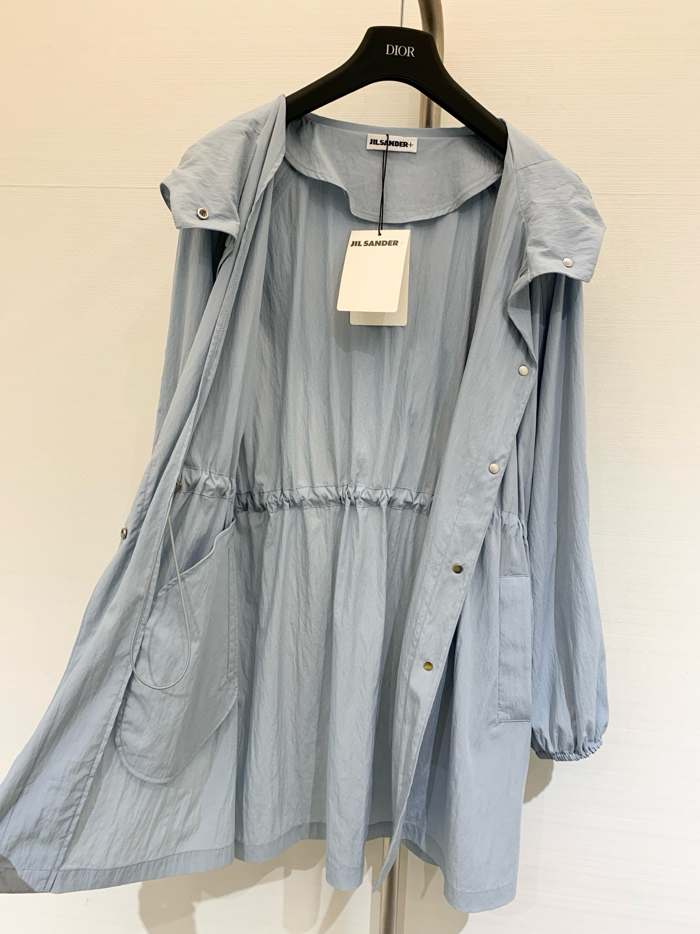 𝐉𝐈𝐋𝐒𝐀𝐍𝐃𝐄𝐑 𝟐𝟎𝟐𝟓 春夏新款 极简淡蓝连帽防晒外套，宽松大版型高版出品！帽子手缝𝐋𝐨𝐠𝐨标志撞