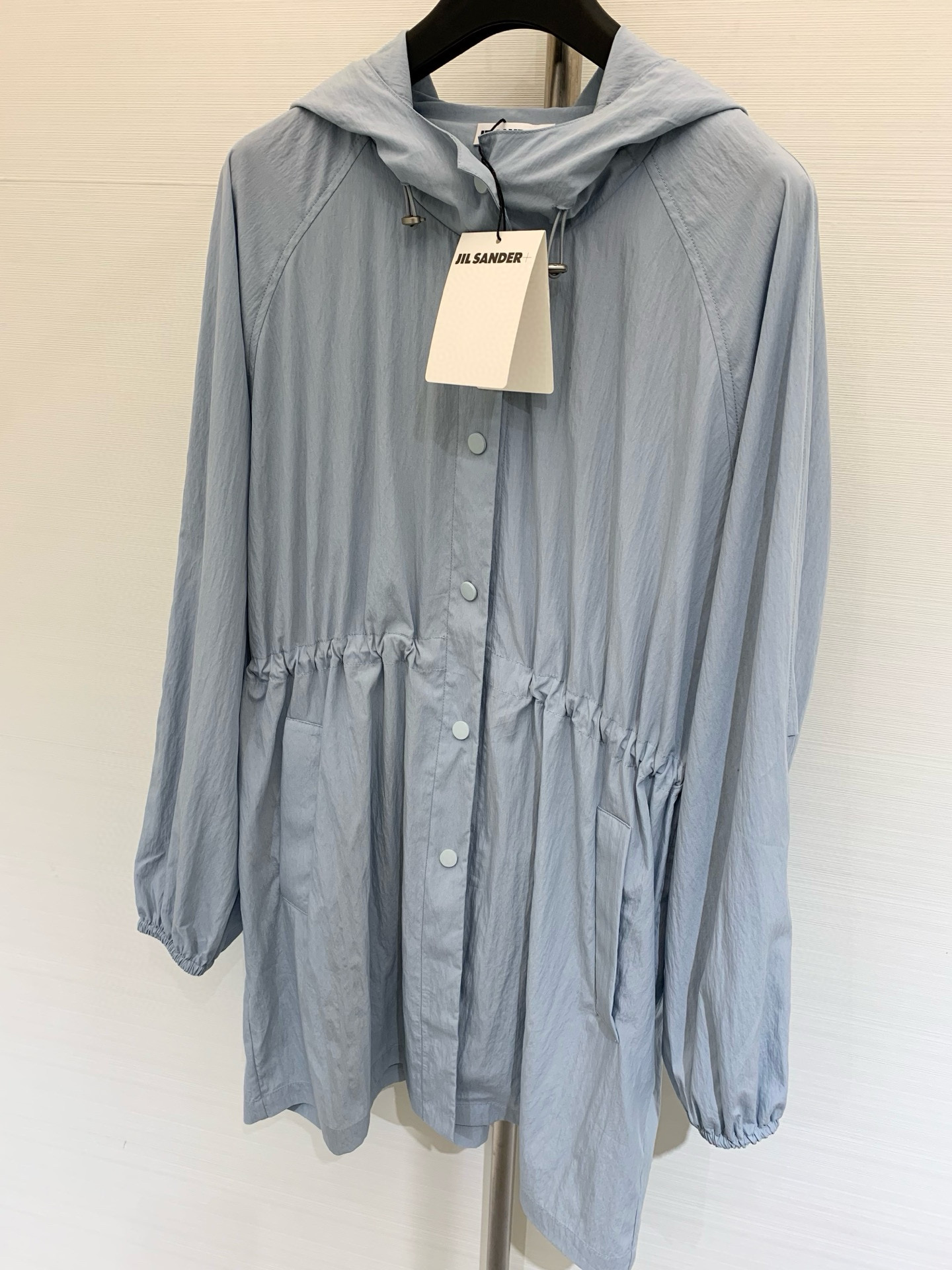 𝐉𝐈𝐋𝐒𝐀𝐍𝐃𝐄𝐑 𝟐𝟎𝟐𝟓 春夏新款 极简淡蓝连帽防晒外套，宽松大版型高版出品！帽子手缝𝐋𝐨𝐠𝐨标志撞