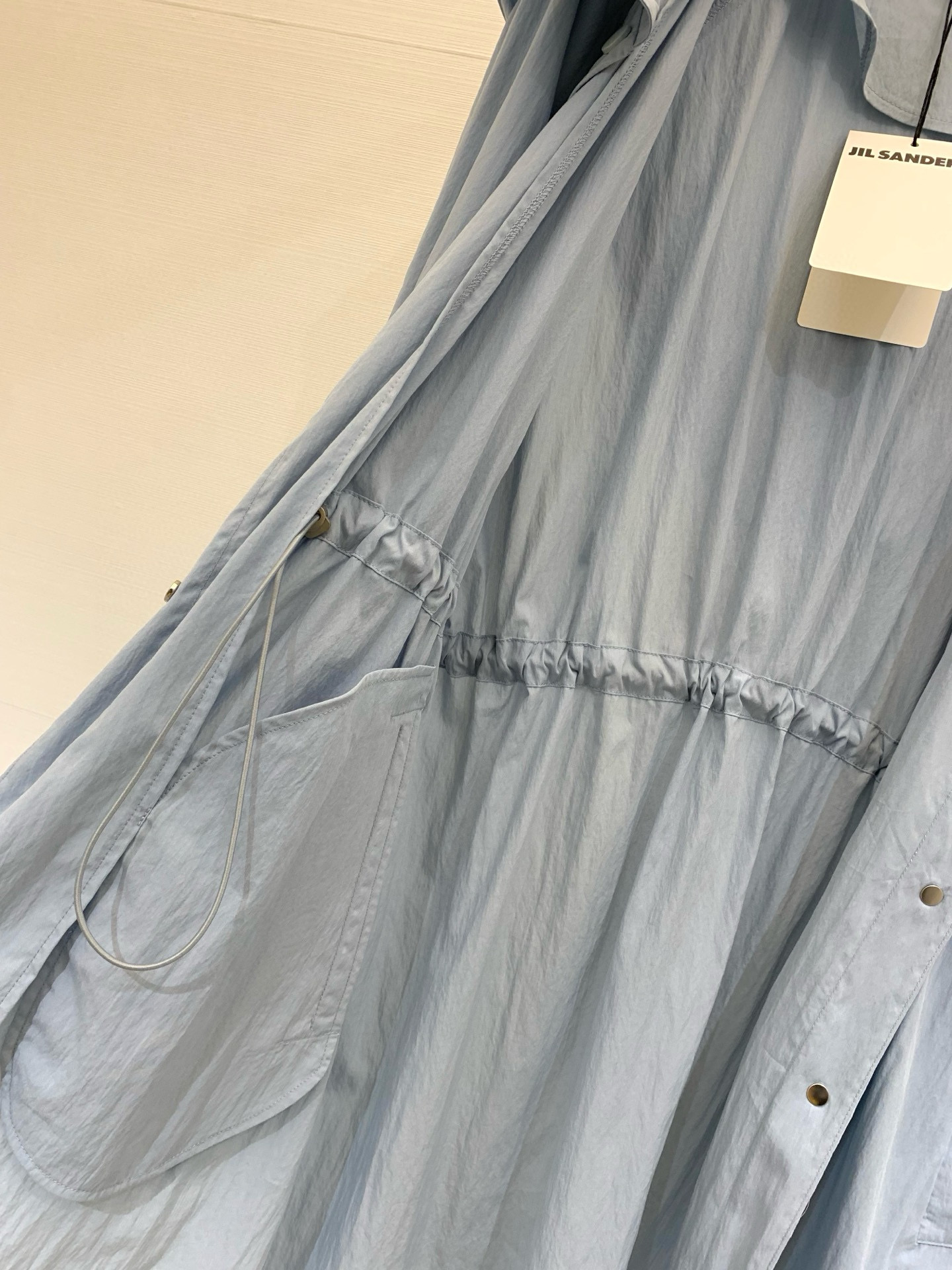 𝐉𝐈𝐋𝐒𝐀𝐍𝐃𝐄𝐑 𝟐𝟎𝟐𝟓 春夏新款 极简淡蓝连帽防晒外套，宽松大版型高版出品！帽子手缝𝐋𝐨𝐠𝐨标志撞