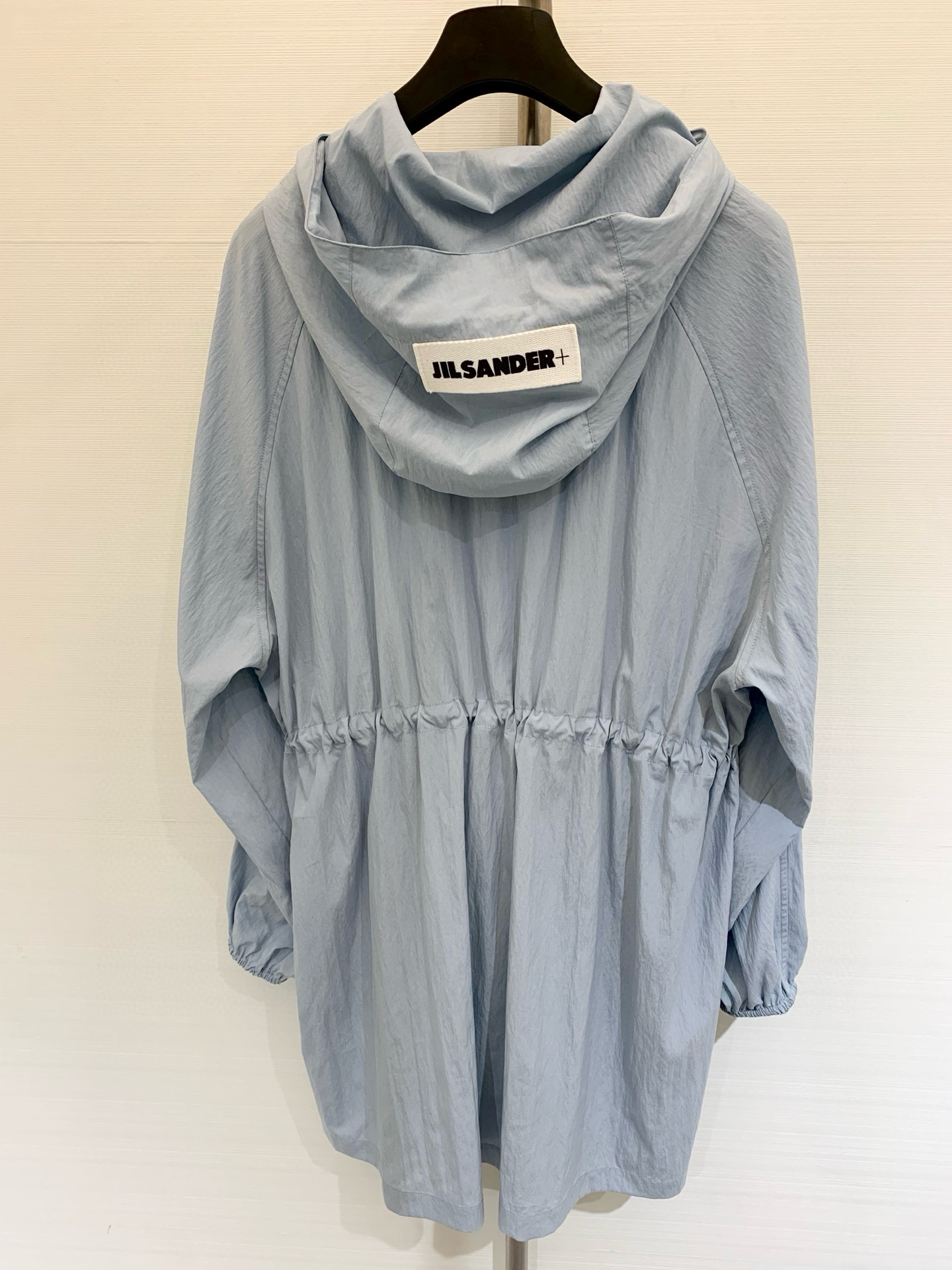 𝐉𝐈𝐋𝐒𝐀𝐍𝐃𝐄𝐑 𝟐𝟎𝟐𝟓 春夏新款 极简淡蓝连帽防晒外套，宽松大版型高版出品！帽子手缝𝐋𝐨𝐠𝐨标志撞