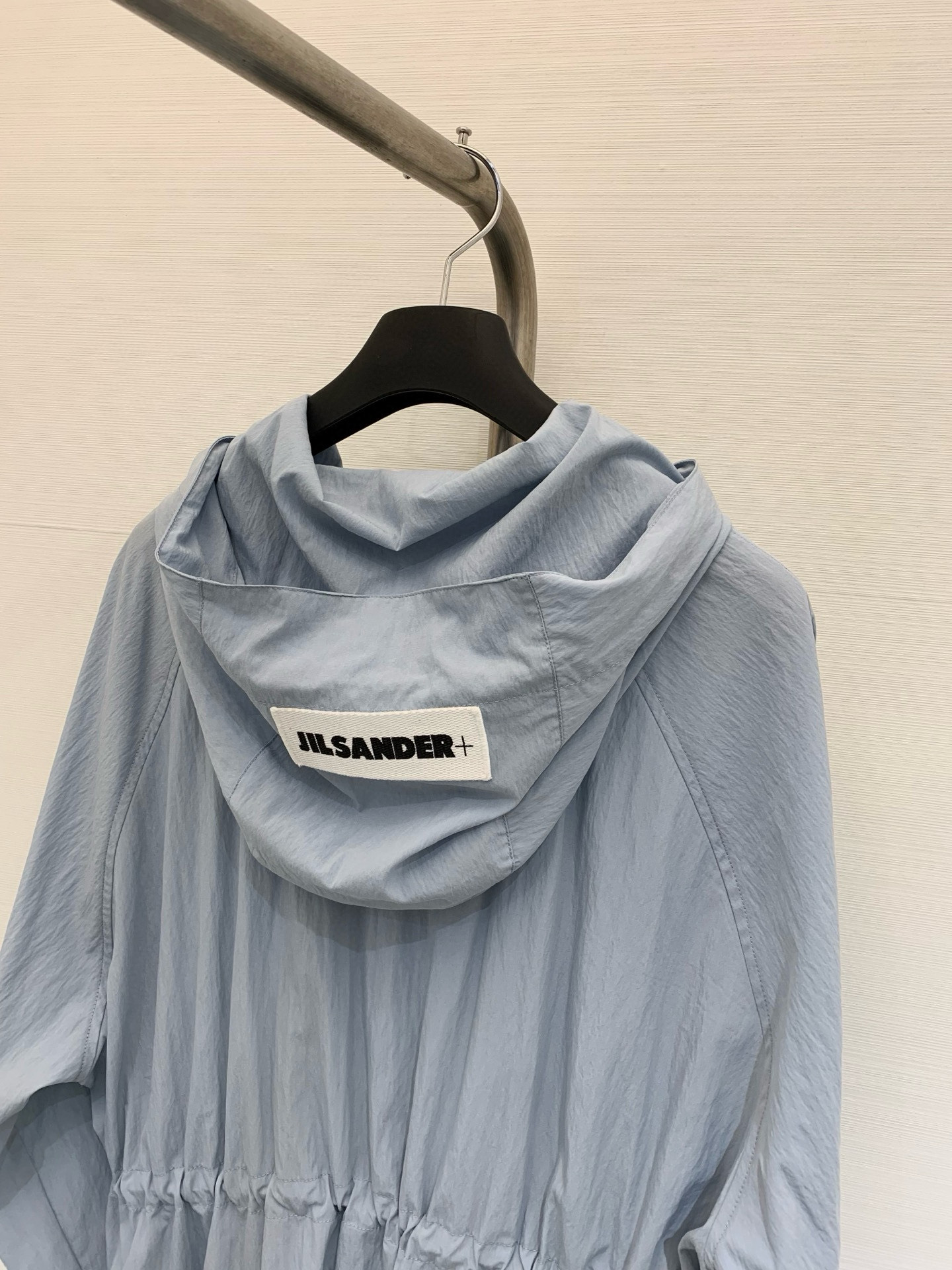 𝐉𝐈𝐋𝐒𝐀𝐍𝐃𝐄𝐑 𝟐𝟎𝟐𝟓 春夏新款 极简淡蓝连帽防晒外套，宽松大版型高版出品！帽子手缝𝐋𝐨𝐠𝐨标志撞