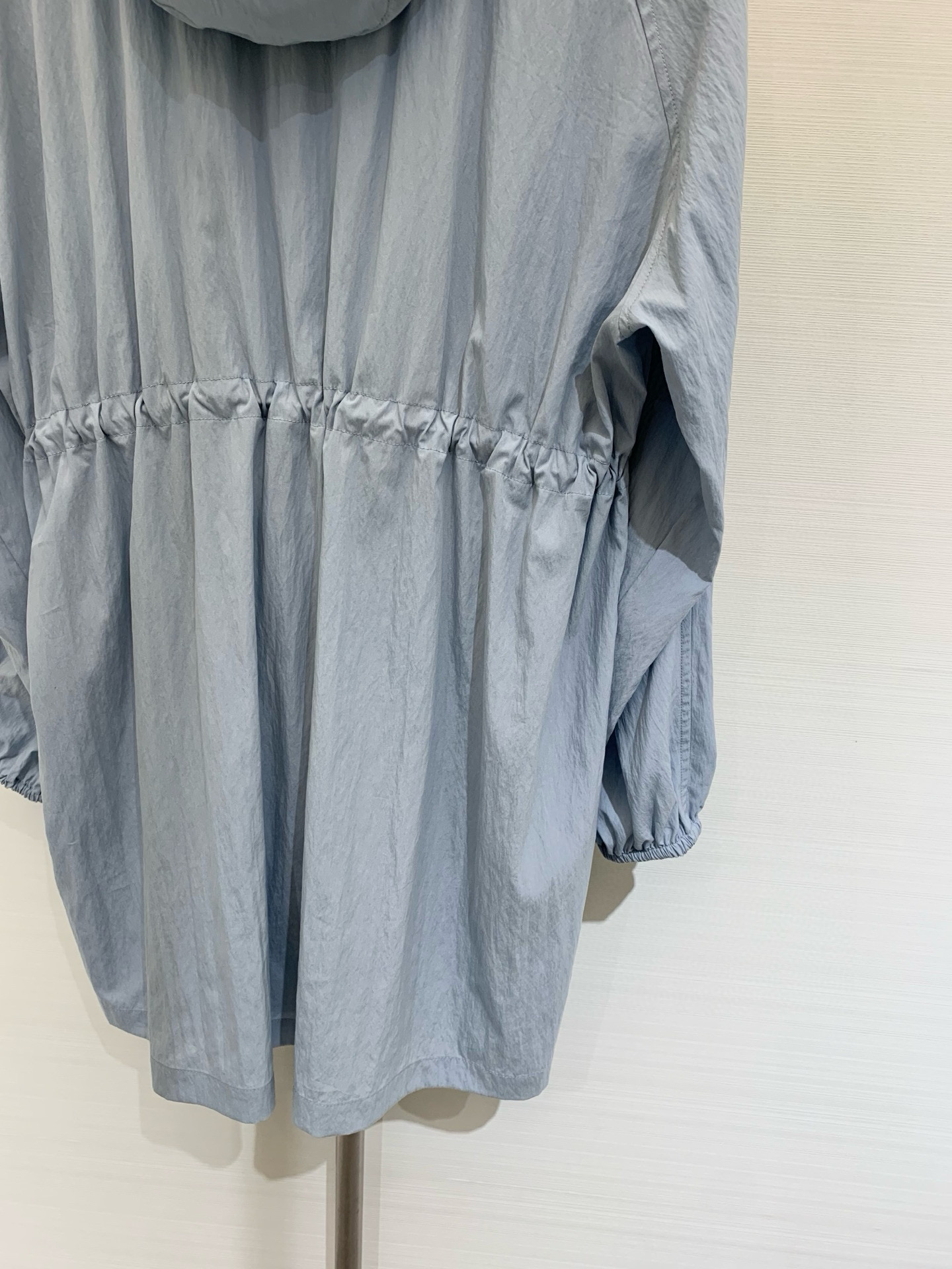 𝐉𝐈𝐋𝐒𝐀𝐍𝐃𝐄𝐑 𝟐𝟎𝟐𝟓 春夏新款 极简淡蓝连帽防晒外套，宽松大版型高版出品！帽子手缝𝐋𝐨𝐠𝐨标志撞