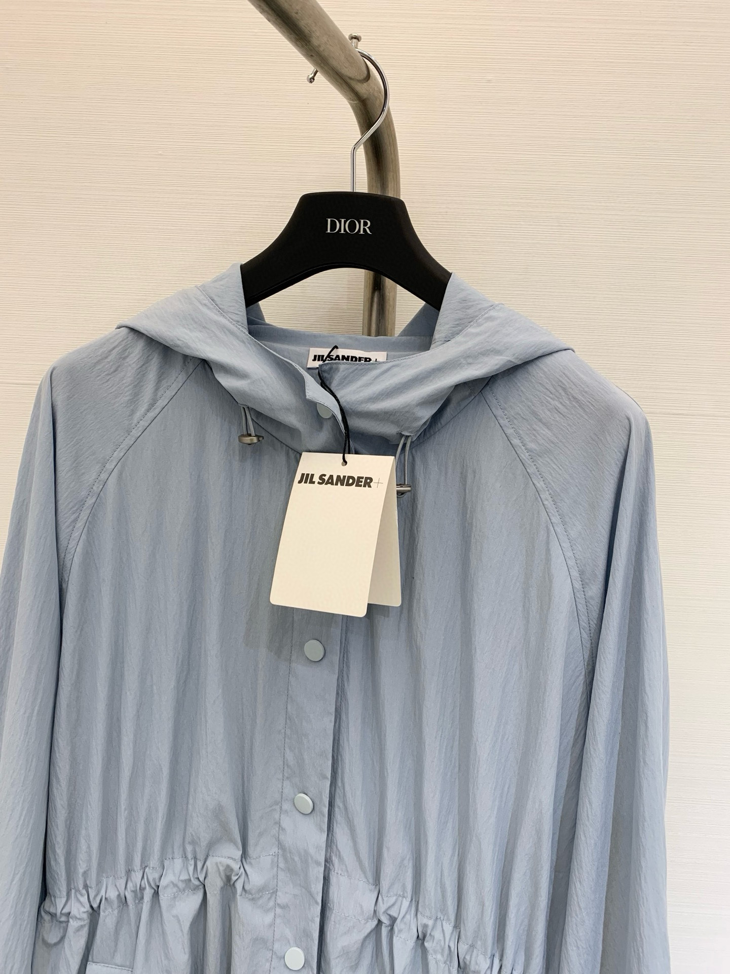 𝐉𝐈𝐋𝐒𝐀𝐍𝐃𝐄𝐑 𝟐𝟎𝟐𝟓 春夏新款 极简淡蓝连帽防晒外套，宽松大版型高版出品！帽子手缝𝐋𝐨𝐠𝐨标志撞