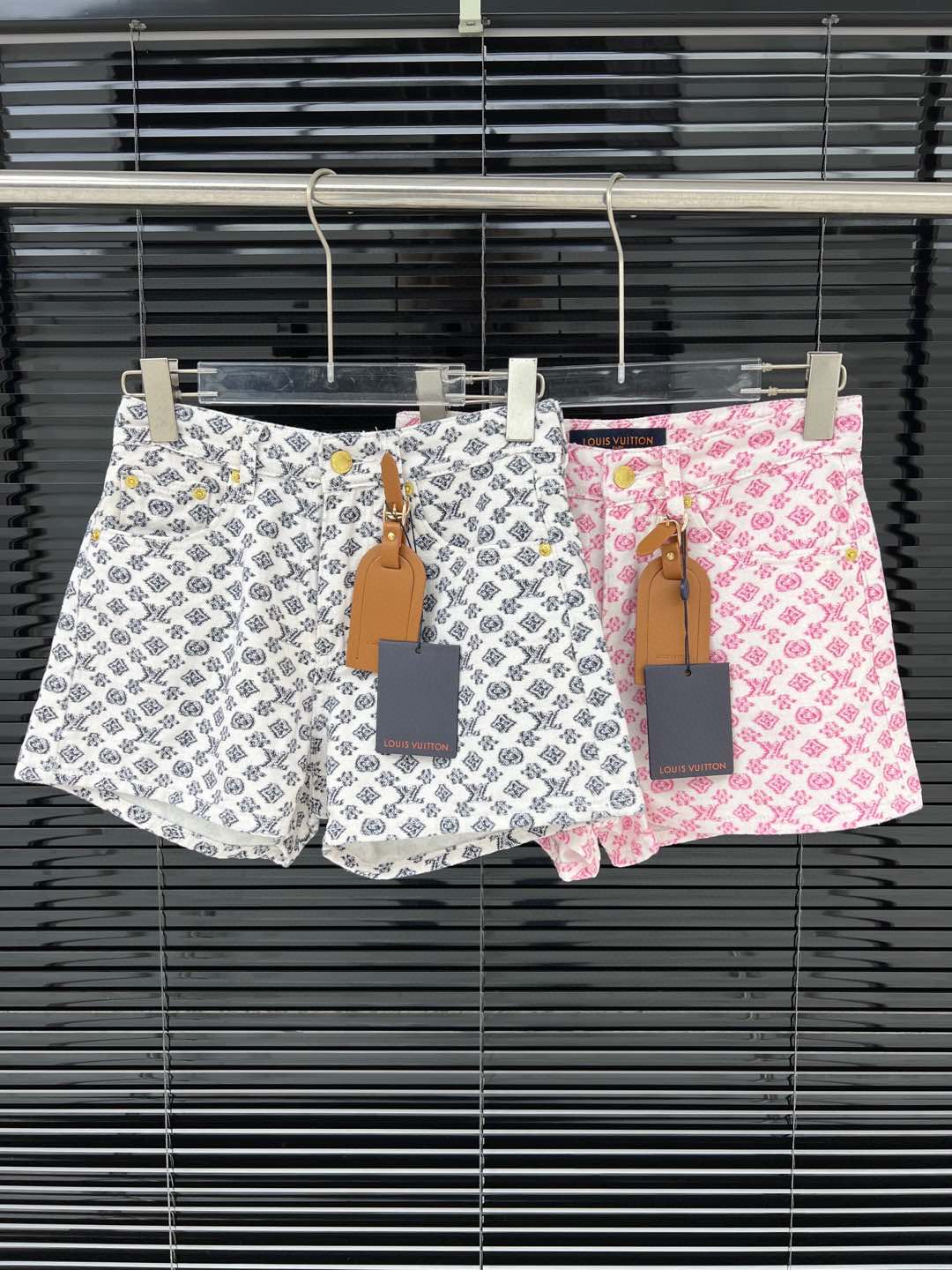 NO:437935,LouisVui*ton Two-color full-print pendant shorts Customized YB imported twill cotton material, crisp and comfortable Full-print iconic four-leaf clover letter logo pattern, highlighting the brand, engraved leather label embellishment and decoration, add layered look, surface auxiliary material development, high-waist straight-leg shorts, casual outfit, fashionable, two-color SML,,louis vuitton, shorts, alexander wang19860909LouisVui*ton 两色满印挂件短裤 定制YB进口斜纹棉材质 挺括舒适 满印标志性四叶草字母徽标图案 彰显品牌 刻印皮标点缀装饰 增添造型层次感 面辅料开发 高腰直筒短裤 随意穿搭出彩时髦 两色SML,,louis vuitton,shorts,alexander wang,Women's clothing