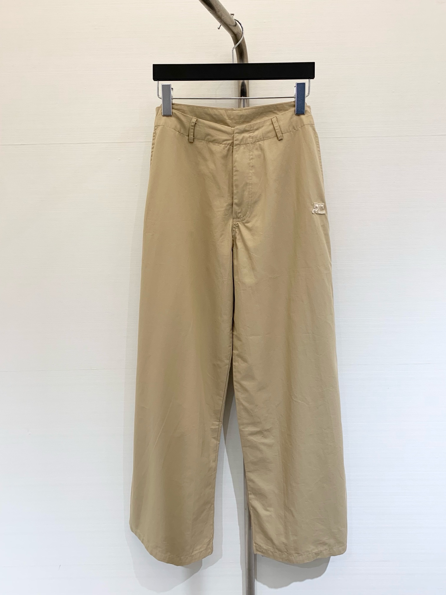 NO:438016,Courreges 2025 summer new style, loose and slim casual trousers, straight-leg style, logo embellishment, easy to wear and lazy style, two-color SMLXL,,alexander wang19860909Courreges 2025 夏季新款 宽松显瘦的休闲长裤 直筒版型 Logo点缀 轻松穿出慵懒风 两色SMLXL,,alexander wang,Women's clothing
