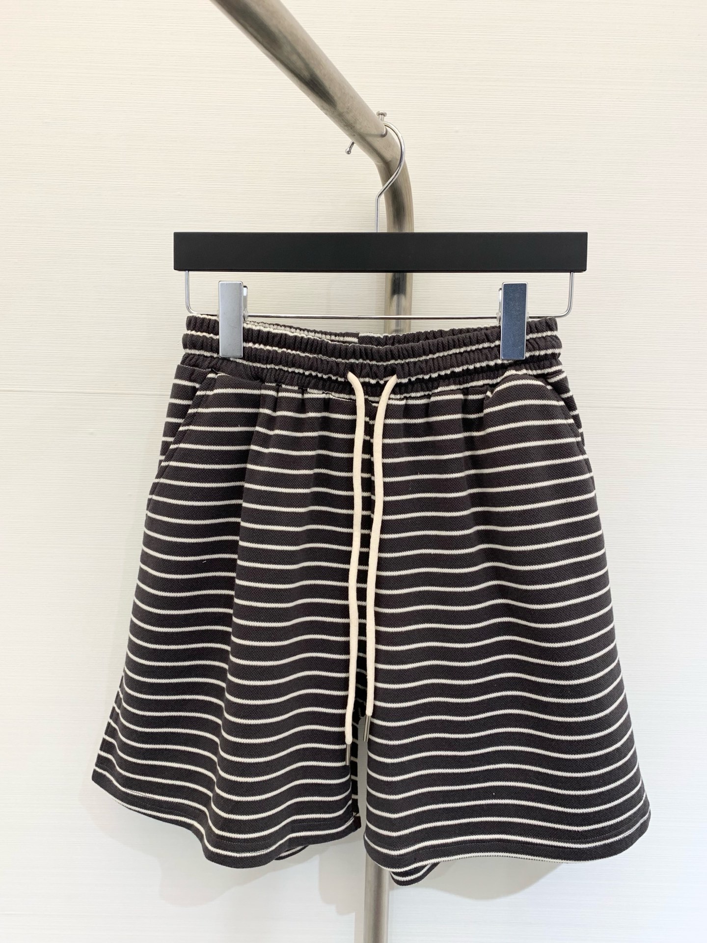NO:438030,MIUMI* 25SS new contrast striped shorts loose style design slimming effect first-class material very breathable and will not feel stuffy in summer. Versatile style Apricot black black gray SMLXL,,miumiu, shorts,alexander wang19860909MIUMI* 25SS新款撞色条纹短裤 宽松的版型设计 显瘦效果一流 材质非常透气 夏天穿也不会觉得闷热 百搭款 杏色 黑色 黑灰 SMLXL,,miumiu,shorts,alexander wang,Women's clothing