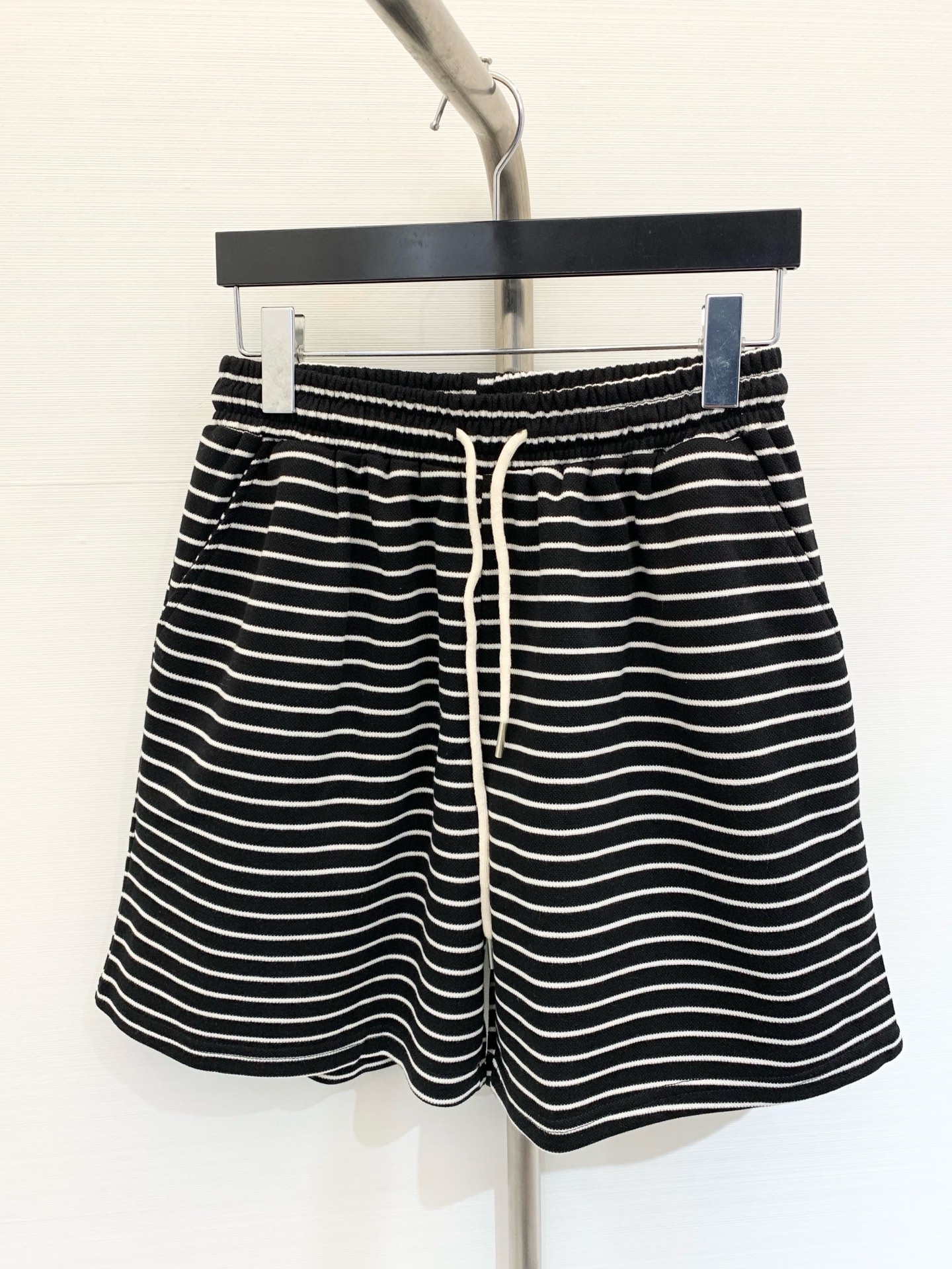 NO:438037,MIUMI* 25SS new contrast striped shorts loose style design slimming effect first-class material very breathable and will not feel stuffy in summer. Versatile style Apricot black black gray SMLXL,,miumiu, shorts,alexander wang19860909MIUMI* 25SS新款撞色条纹短裤 宽松的版型设计 显瘦效果一流 材质非常透气 夏天穿也不会觉得闷热 百搭款 杏色 黑色 黑灰 SMLXL,,miumiu,shorts,alexander wang,Women's clothing