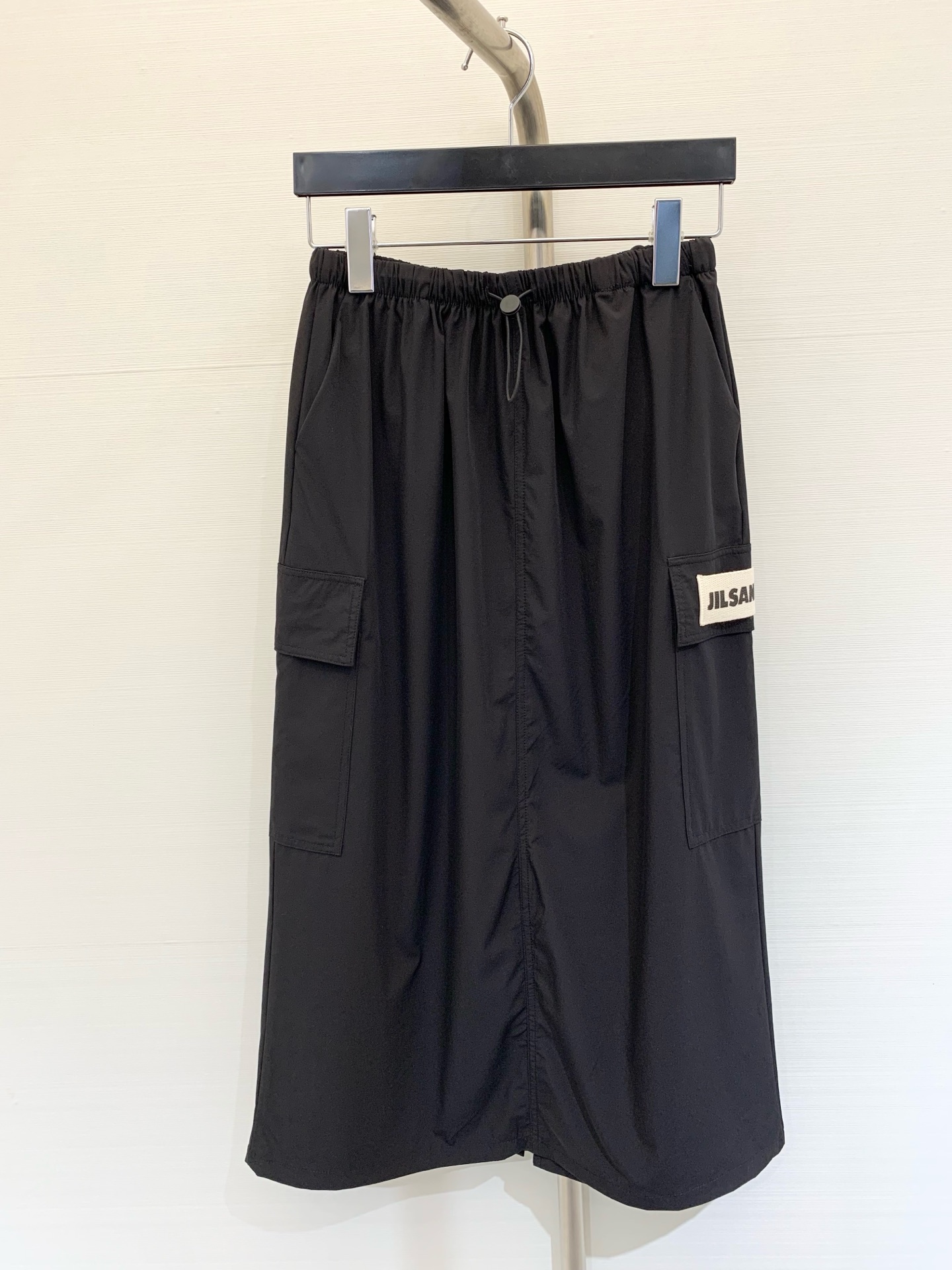 NO:438044,JILSANDER 2025 new product, slit drawstring skirt, high waist elastic texture, light and comfortable, letter logo in the pocket, straight waist and cover hips, matched with slit skirt, lengthen the leg lines, modify the leg shape, wear a casual and lazy style, two colors SMLXL,, jil sander, skirts, alexander wang19860909JILSANDER 2025新品 开衩抽绳半裙 高腰弹力质感垂顺 轻薄舒适 口袋处以字母徽标作亮点 直筒收腰遮胯 搭配开衩裙摆 拉长腿部线条 修饰腿型 穿搭出休闲慵懒风格 两色SMLXL,,jil sander,skirts,alexander wang,Women's clothing