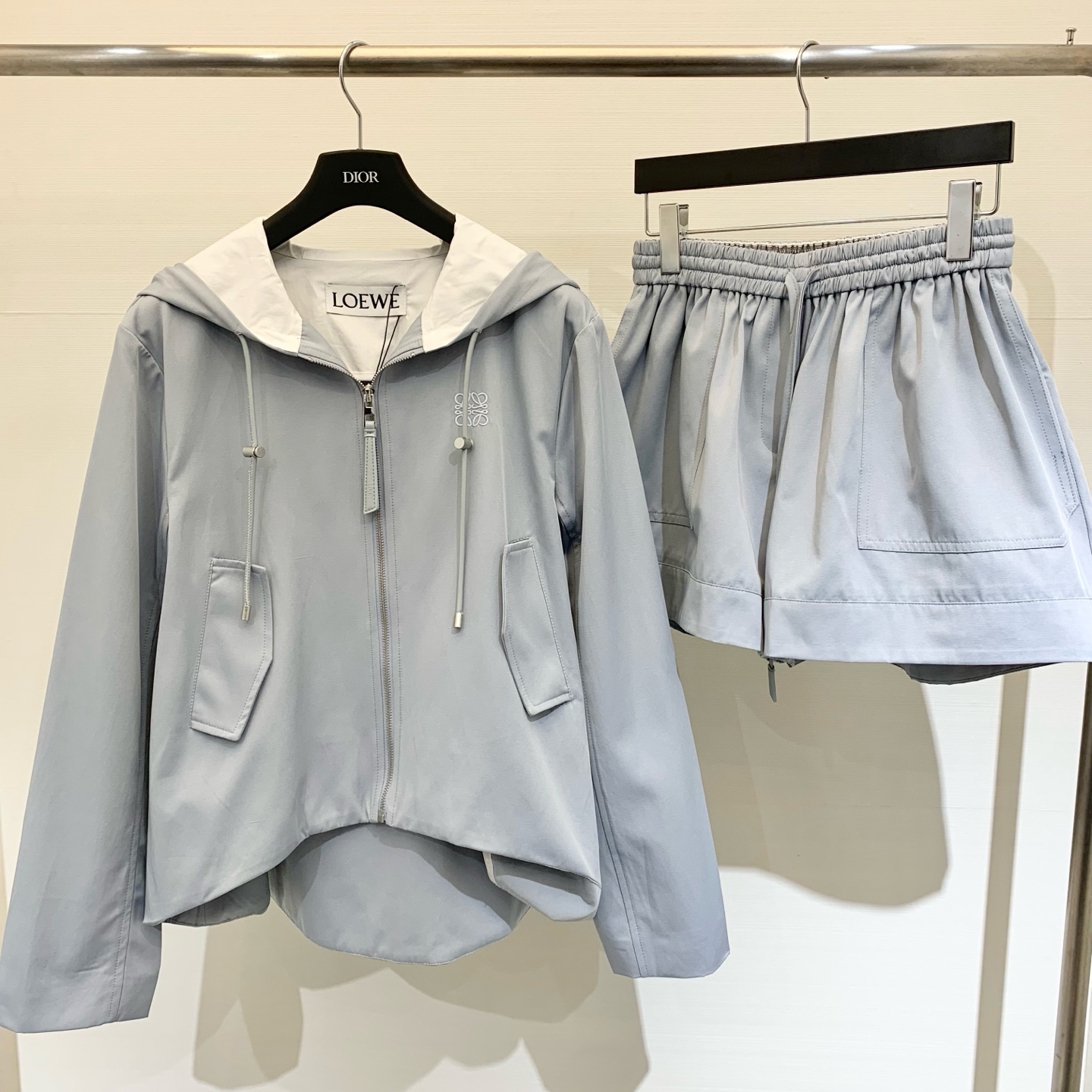 NO:438870,Loewe 25 early autumn new hooded jacket shorts set, three-dimensional cloak-style umbrella-shaped A-shaped cut, showing fashionable style, matched with wide-leg shorts in the same series, the waist is decorated with letter webbing, and the waist is slim and relaxed. The complete set is more charming, fashionable and fashionable outfits are not afraid of challenges. Set SML, loewe, shorts, jackets & coats,hats,alexander wang19860909Loewe 25早秋新款 连帽外套短裤套装 立体有型斗篷式伞状A字裁剪 尽显时髦格调 搭配同系列阔腿短裤 腰间饰以字母织带造型感十足修饰腰身显瘦松弛成套搭配更具品牌魅力时髦潮流穿搭无惧挑战 套装SML,,loewe,shorts,jackets & coats,hats,alexander wang,Women's clothing