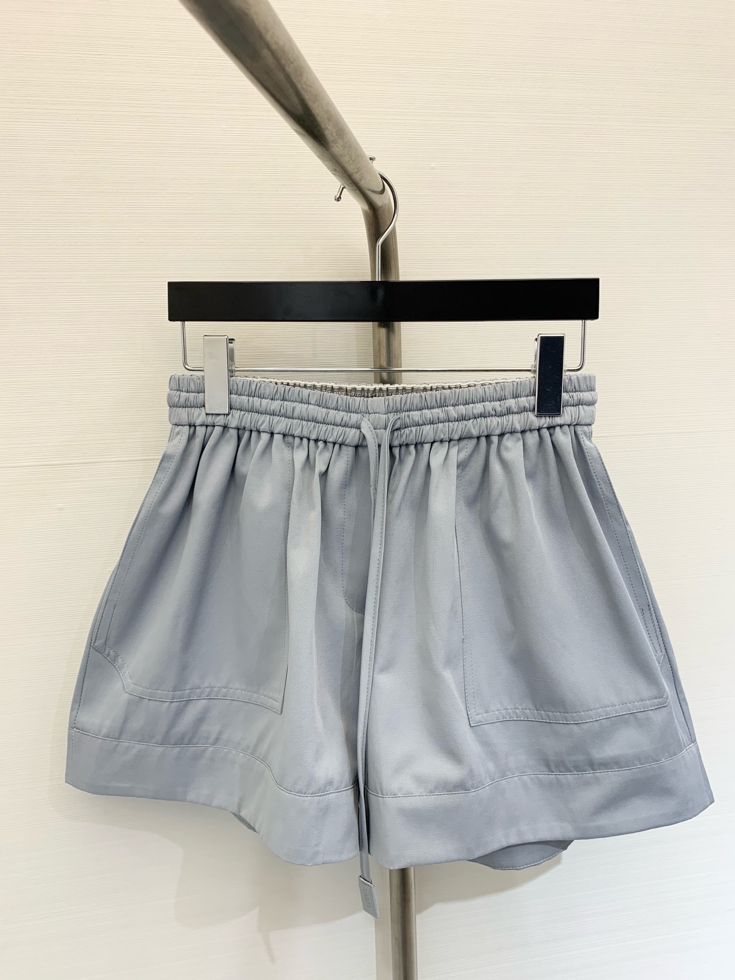 NO:438879,Loewe 25 early autumn new hooded jacket shorts set, three-dimensional cloak-style umbrella-shaped A-shaped cut, showing fashionable style, matched with wide-leg shorts in the same series, the waist is decorated with letter webbing, and the waist is slim and relaxed. The complete set is more charming, fashionable and fashionable outfits are not afraid of challenges. Set SML, loewe, shorts, jackets & coats,hats,alexander wang19860909Loewe 25早秋新款 连帽外套短裤套装 立体有型斗篷式伞状A字裁剪 尽显时髦格调 搭配同系列阔腿短裤 腰间饰以字母织带造型感十足修饰腰身显瘦松弛成套搭配更具品牌魅力时髦潮流穿搭无惧挑战 套装SML,,loewe,shorts,jackets & coats,hats,alexander wang,Women's clothing