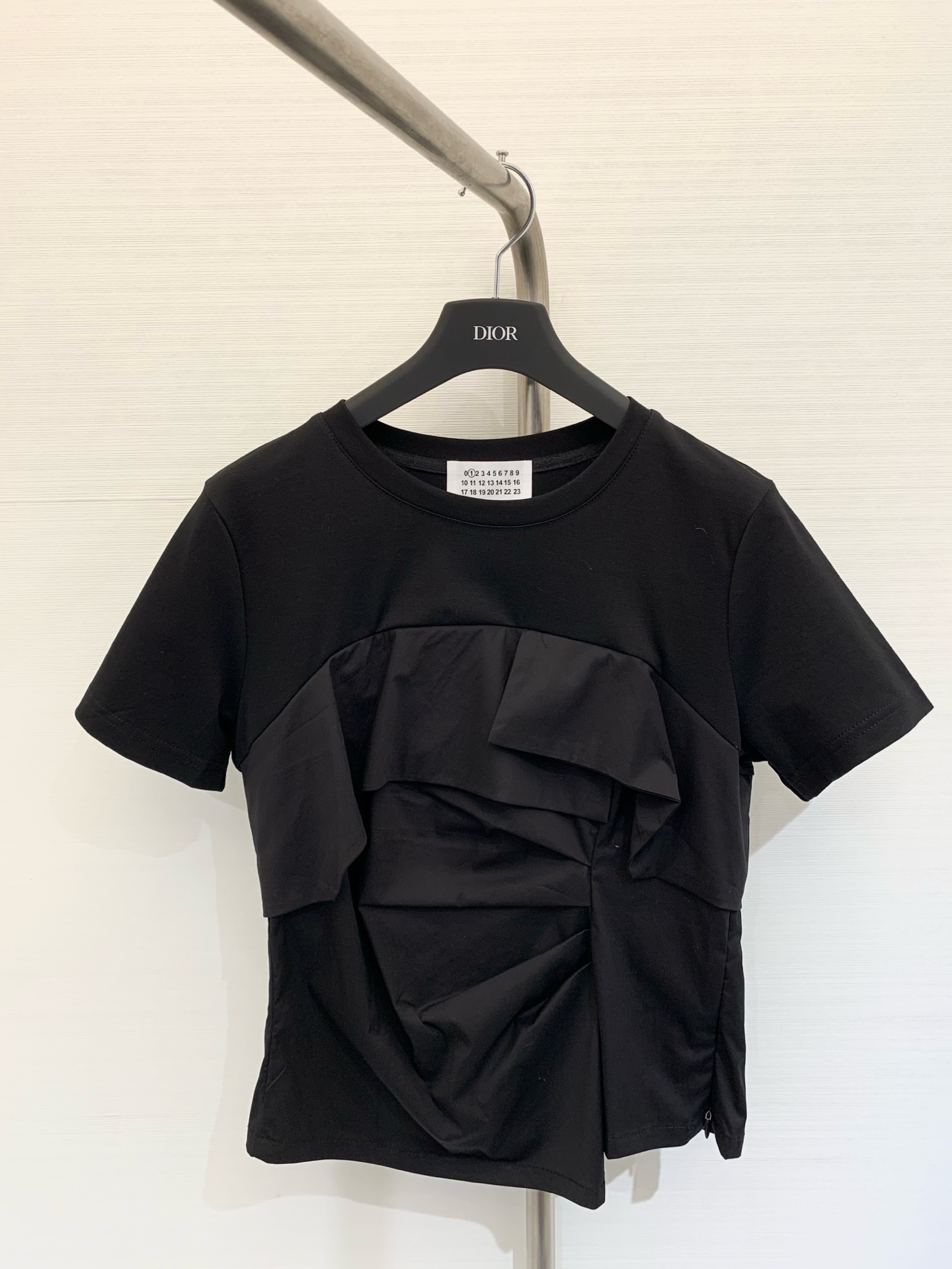 NO:439570,MM6 must-have for summer 2025 spliced ​​contrasting T-shirt with multi-layer insert design on the hem, easy to wear and feel layered. The round neck design is comfortable and versatile. High-quality fabric is skin-friendly and breathable. Fashion items in young girls' wardrobe. 3-color SML,,masion margiela,tees,t-shirt,alexander wang19860909MM6 2025夏日必备 拼接撞色T恤 下摆多层嵌片设计 轻松穿出层次感 圆领设计舒适百搭 优质面料亲肤透气 年轻女孩衣橱里的时尚单品 3色SML,,masion margiela,tees，t-shirt,alexander wang,Women's clothing