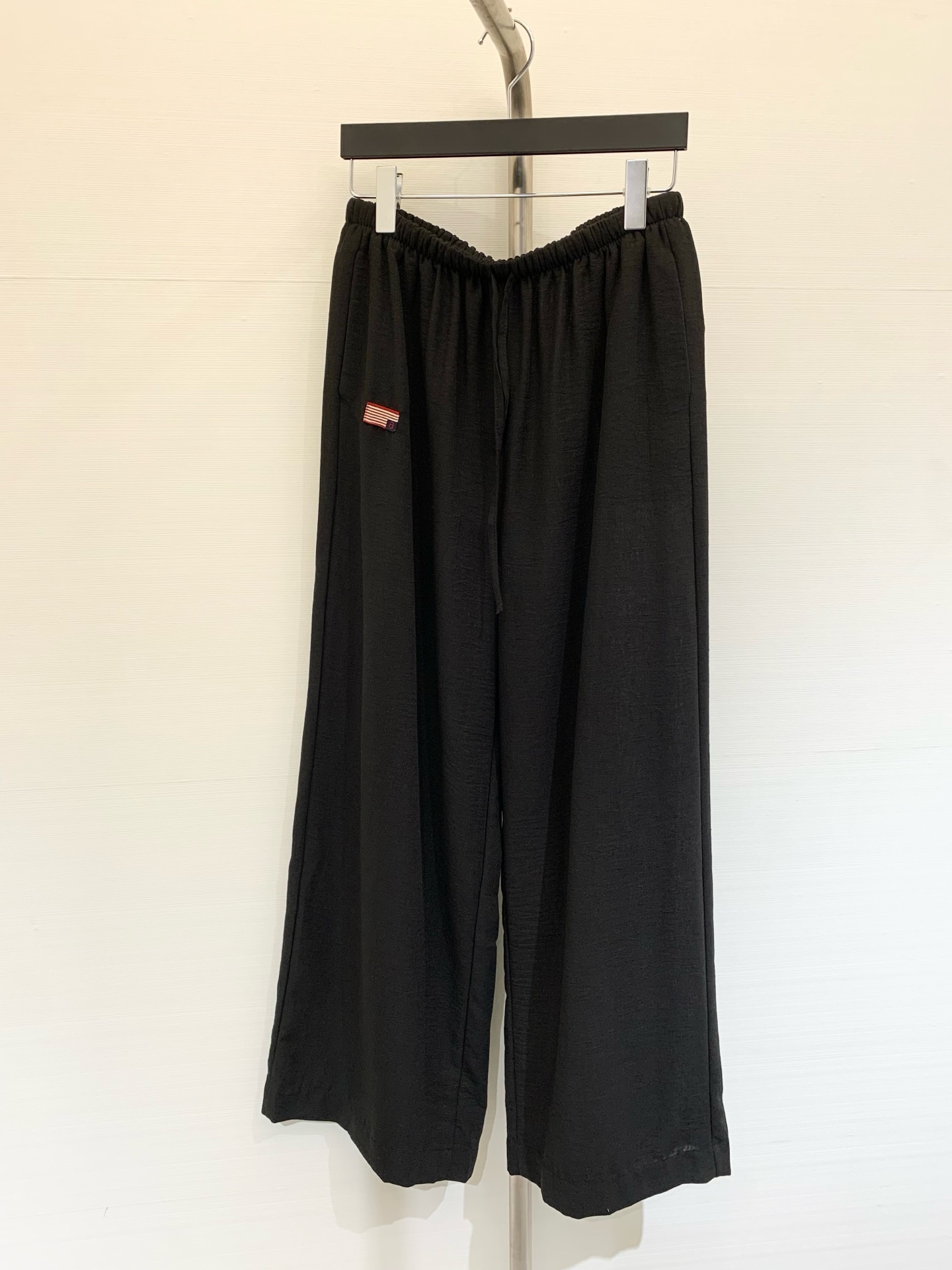 NO:439609,Alexanderwang 2025ss elastic waist cotton linen casual trousers Logo embellishment shows high-end feel Customized embroidery A must-have item for all seasons Two-color SML, alexander wang19860909Alexanderwang 2025ss 松紧腰棉麻休闲长裤 Logo点缀尽显高级感 定制刺绣 四季必入的百搭单品 两色SML,,alexander wang,Women's clothing