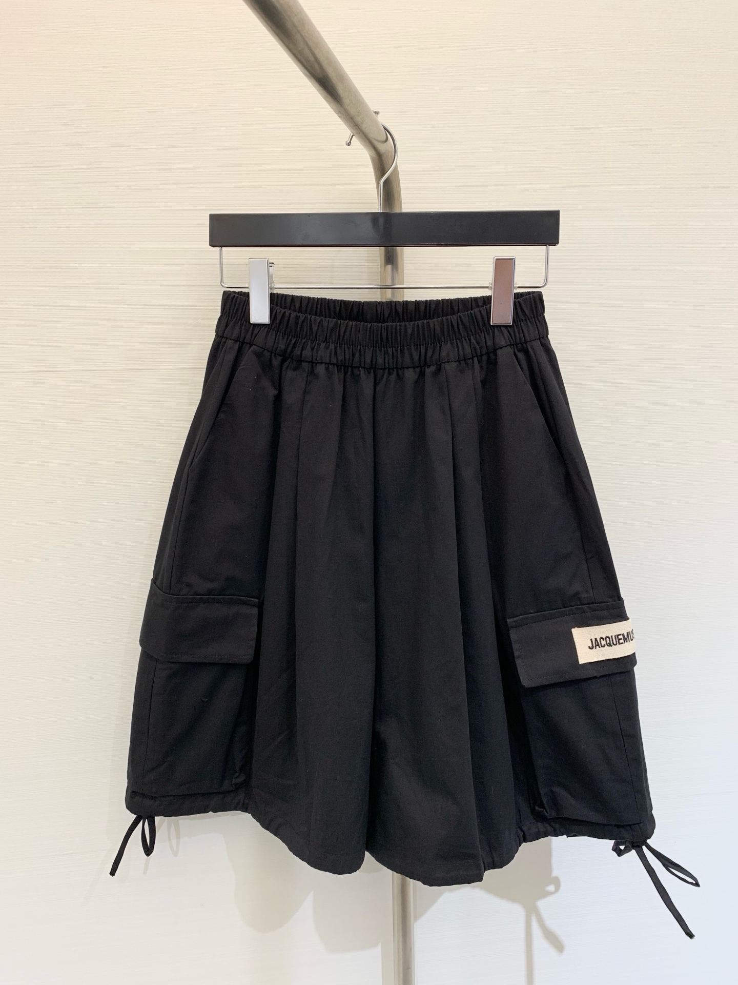 NO:439633,Jacquemus 2025 summer new style, elastic waist work style, five-point casual pants, pocket logo embellishment, loose and large style, super versatile, slim and unrestrained, large pocket design increases practicality, three-color SMLXL,,alexander wang19860909Jacquemus 2025夏季新款 松紧腰工装款五分休闲裤 口袋Logo贴饰点缀 宽松大版型 超级百搭显瘦无束缚 大口袋设计增加实用性 三色SMLXL,,alexander wang,Women's clothing