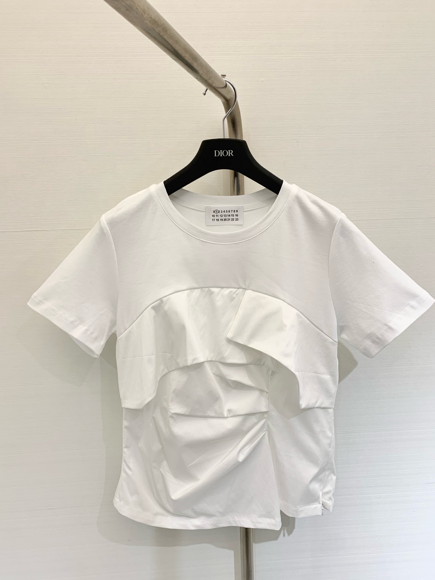 NO:439641,MM6 must-have for summer 2025 spliced ​​contrasting T-shirt with multi-layer insert design on the hem, easy to wear and feel layered. The round neck design is comfortable and versatile. High-quality fabric is skin-friendly and breathable. Fashion items in young girls' wardrobe. 3-color SML,,masion margiela,tees,t-shirt,alexander wang19860909MM6 2025夏日必备 拼接撞色T恤 下摆多层嵌片设计 轻松穿出层次感 圆领设计舒适百搭 优质面料亲肤透气 年轻女孩衣橱里的时尚单品 3色SML,,masion margiela,tees，t-shirt,alexander wang,Women's clothing