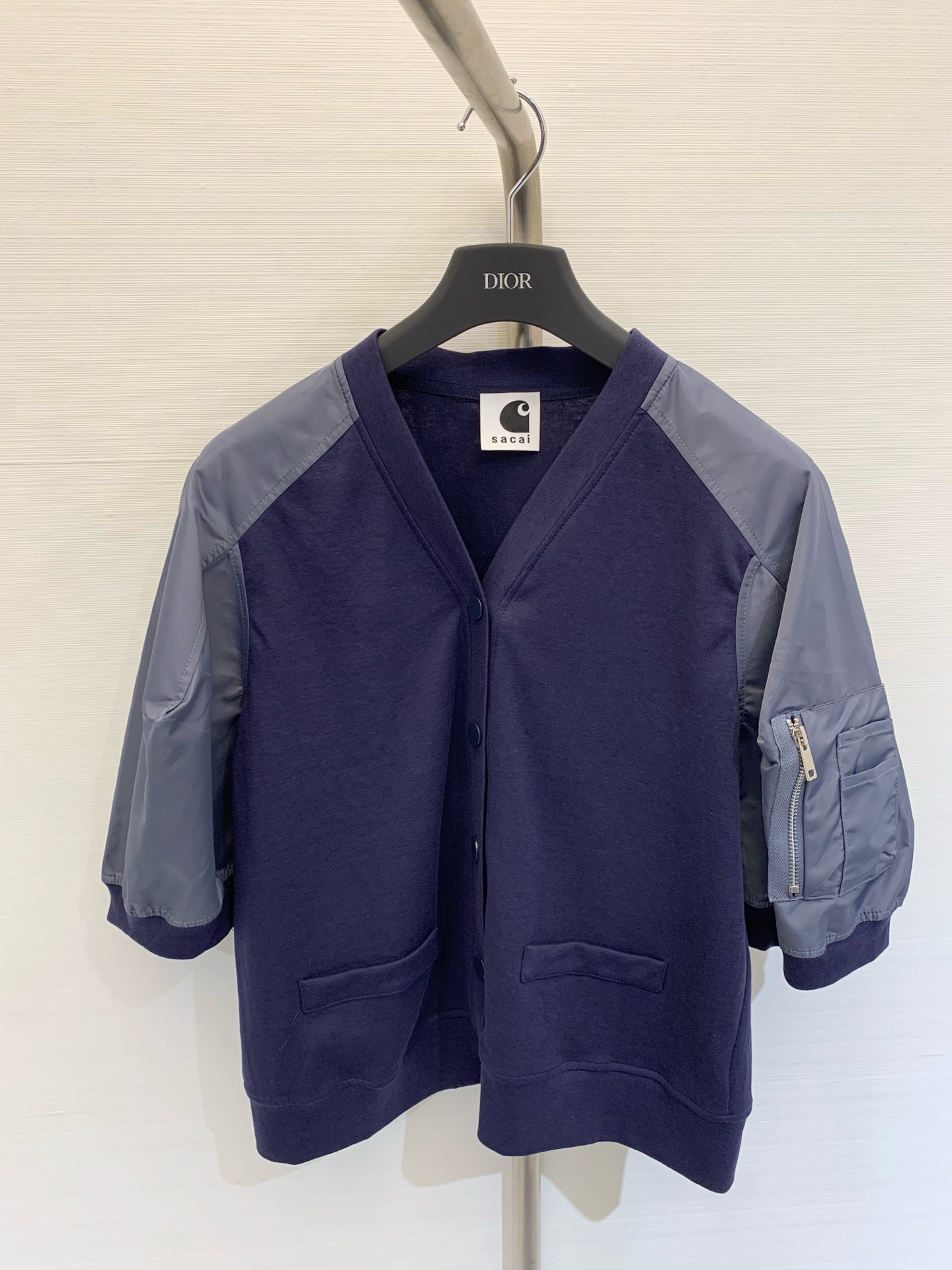 NO:439625,SACAI 25SS new summer style silk cotton spliced ​​nylon short-sleeved cardigan sleeve zipper pocket design super classic Whether it is casual with jeans or elegant with skirts Three-color SML, skirts, jeans, T-shirt, alexander wang19860909SACAI 25SS 夏季新款 丝绵拼接尼龙短袖开衫 袖子拉链口袋设计 超级经典 无论是搭配牛仔裤的休闲 还是配半身裙的优雅 三色SML,,skirts,jeans,T-shirt,alexander wang,Women's clothing