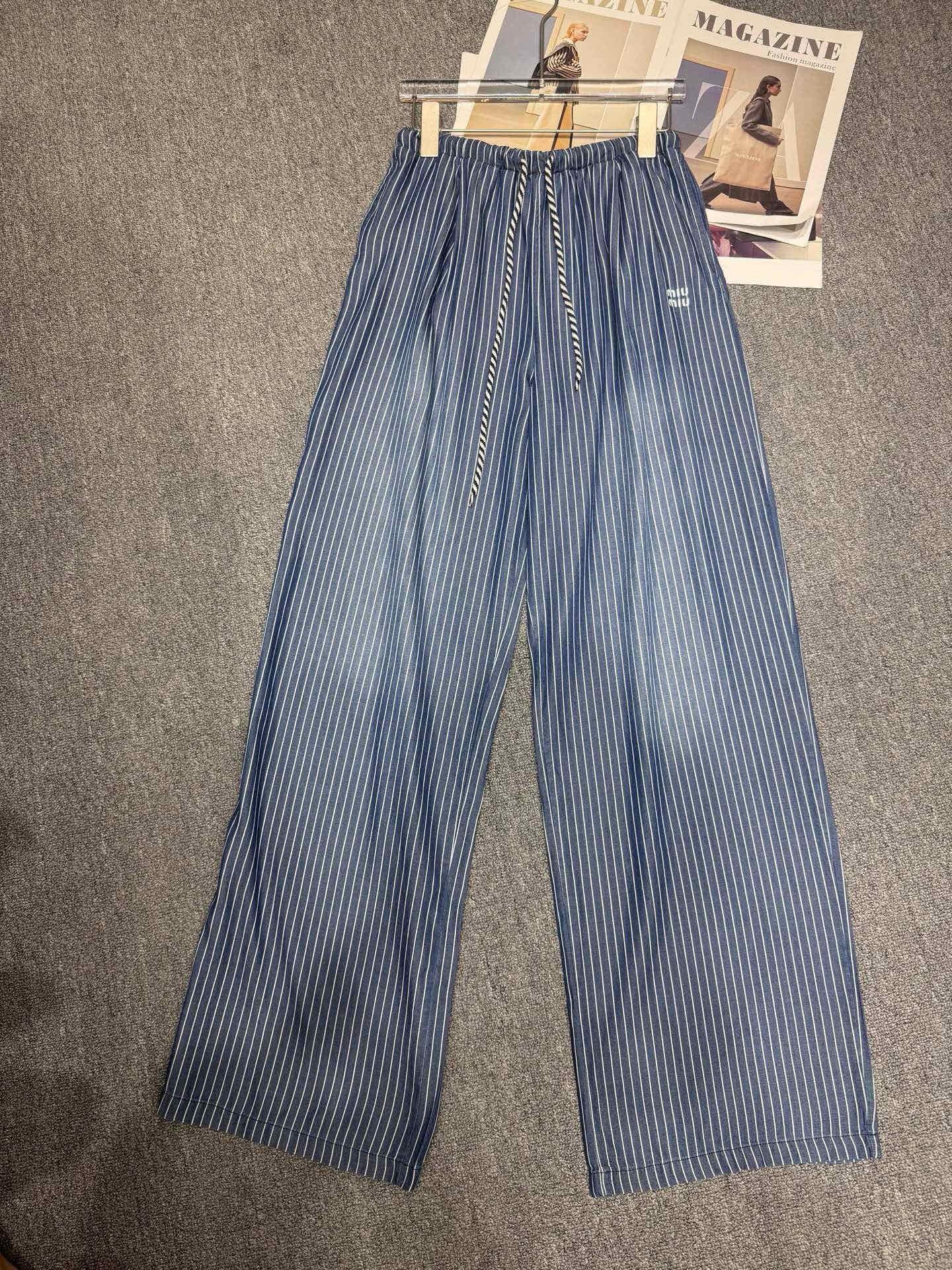 NO:438889,MiuMiu 2025 summer new style drawstring elastic waist striped casual pants, versatile colors, customized belts show high-end and casual sense, visual feast, versatile items that must be bought in all seasons, customized fabrics, great texture, full of lazy style, goddesses must be used as magical artifacts!  SML, miumiu, alexander wang19860909MiuMiu 2025夏季新款 抽绳松紧腰条纹休闲裤 颜色百搭高级 定制腰带尽显高级随意感 视觉盛宴 四季必入的百搭单品 订制面料,质感巨好,慵懒范儿十足 女神必入神器！SML,,miumiu,alexander wang,Women's clothing
