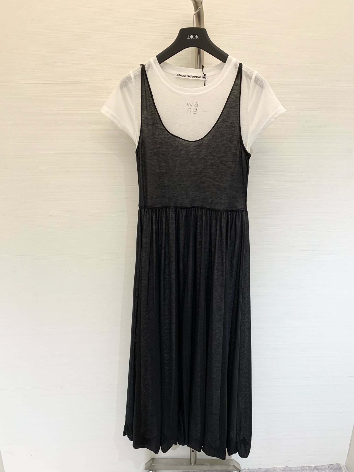 NO:438900,Alexanderwang 2025 early autumn new style, spliced ​​two-piece short-sleeved long skirt skirt!  Slimming draped dress, simple white T-shirt base, black suspender long skirt, lazy and gentle, fabric light and breathable, super comfortable to walk with style~ with straw woven bag + straw hat + sandals, one-click to grasp the casual holiday atmosphere SML m,,sandals,espadrilles,skirts,T-shirt,tees,t-shirt,hats,alexander wang19860909Alexanderwang 2025早秋新款 拼接假两件短袖长裙裙！显瘦垂感连衣裙 白色简约T恤打底 外搭黑色吊带长裙 慵懒又温柔 面料轻盈透气 走路带风超舒服~ 配草编包+草帽+凉鞋 一键拿捏随性假日氛围 SML m,,sandals,espadrilles,skirts,T-shirt,tees，t-shirt,hats,alexander wang,Women's clothing