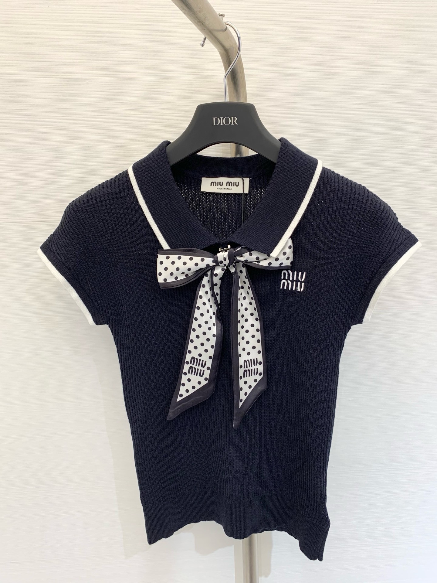 NO:438911,New two-color tie scarf threaded cuff knitted short sleeves Logo embellishment and modification age-reducing girl, slim and versatile upper body color //,,T-shirt,ties,alexander wang19860909新款 二色领带丝巾螺纹袖口针织短袖 Logo点缀修饰 减龄少女 上身显瘦百搭 色 //,,T-shirt,ties,alexander wang,Women's clothing