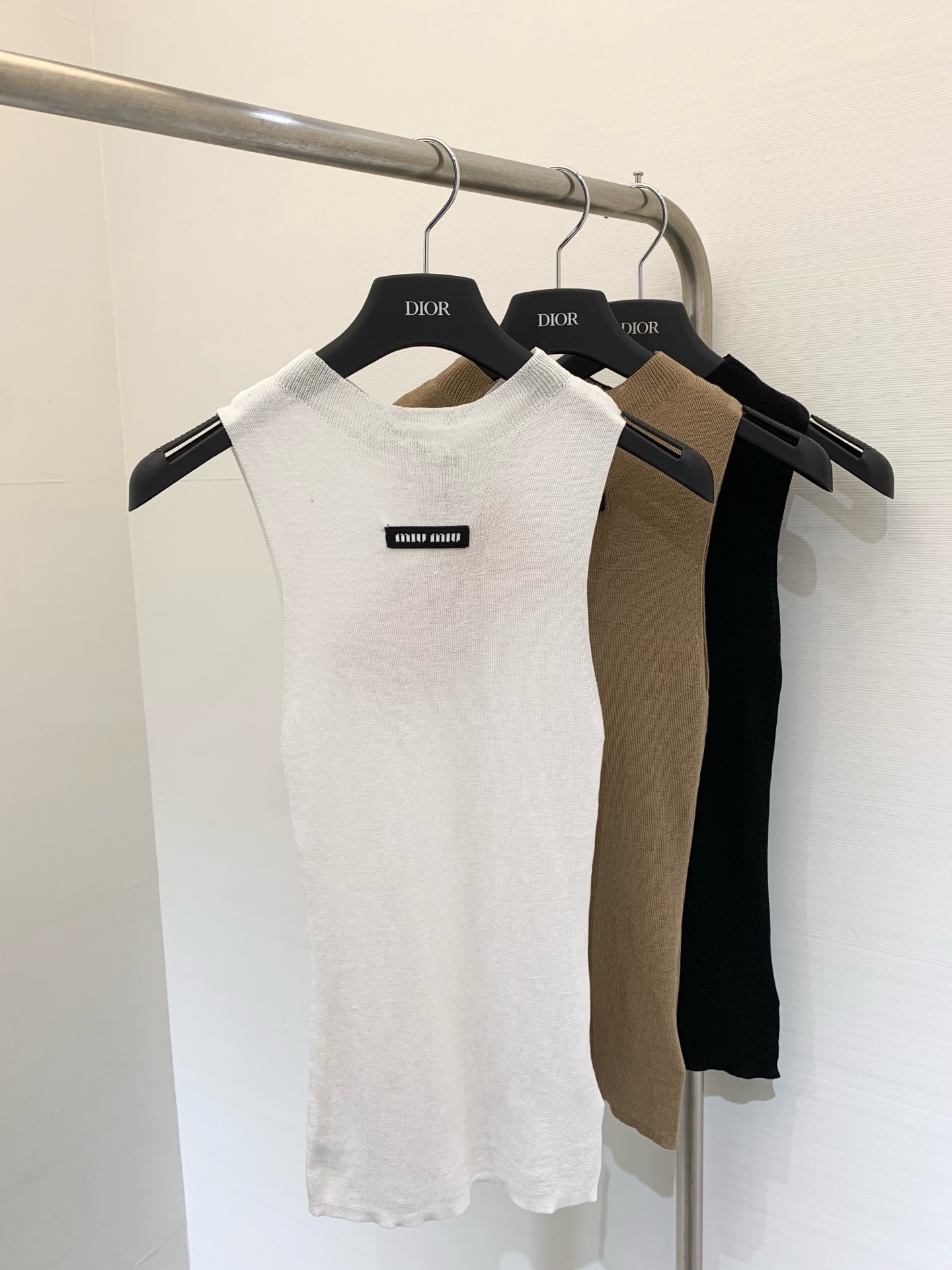 NO:438927,MIUMI* 2025 summer new style knitted letter vest custom YB wool knitted material comfortable and elastic iconic letters on chest retro age reduction slim fit style slim highlighting body casual commuting all three colors SML m,,miumiu,alexander wang19860909MIUMI* 2025夏季新款 针织字母背心 定制YB羊毛针织材质 舒适高弹 胸前钩花标志性字母 复古减龄 修身版型 显瘦凸显身材 休闲通勤都 三色SML m,,miumiu,alexander wang,Women's clothing