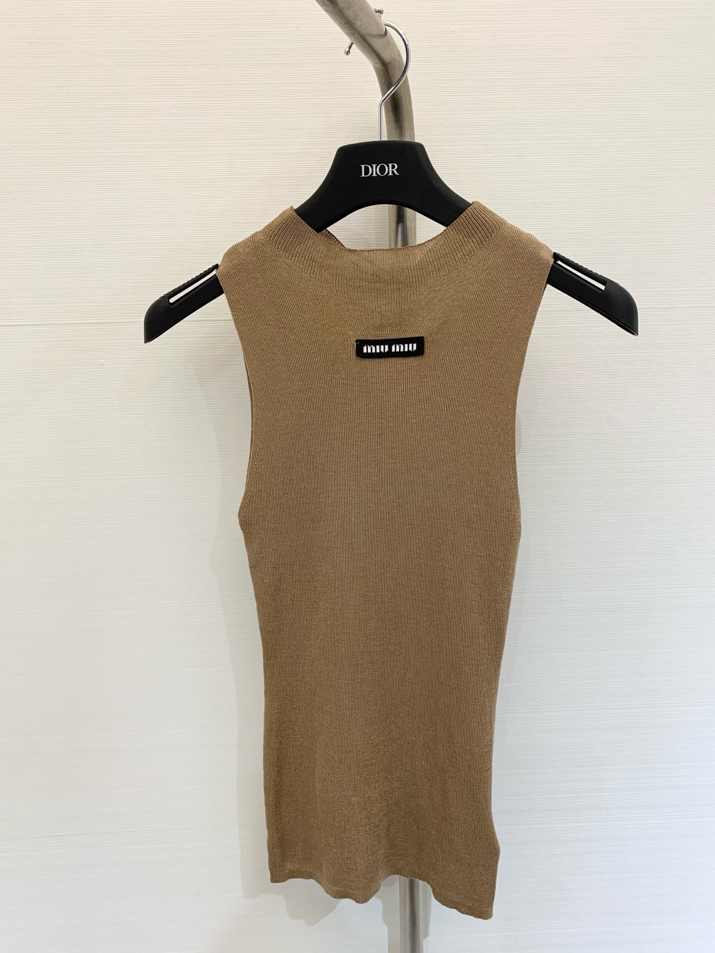 NO:438936,MIUMI* 2025 summer new style knitted letter vest custom YB wool knitted material comfortable and elastic iconic letters on chest retro age-reducing slim fit style slim to highlight the figure casual commuting all three colors SML, miumiu, alexander wang19860909MIUMI* 2025夏季新款 针织字母背心 定制YB羊毛针织材质 舒适高弹 胸前钩花标志性字母 复古减龄 修身版型 显瘦凸显身材 休闲通勤都 三色SML,,miumiu,alexander wang,Women's clothing