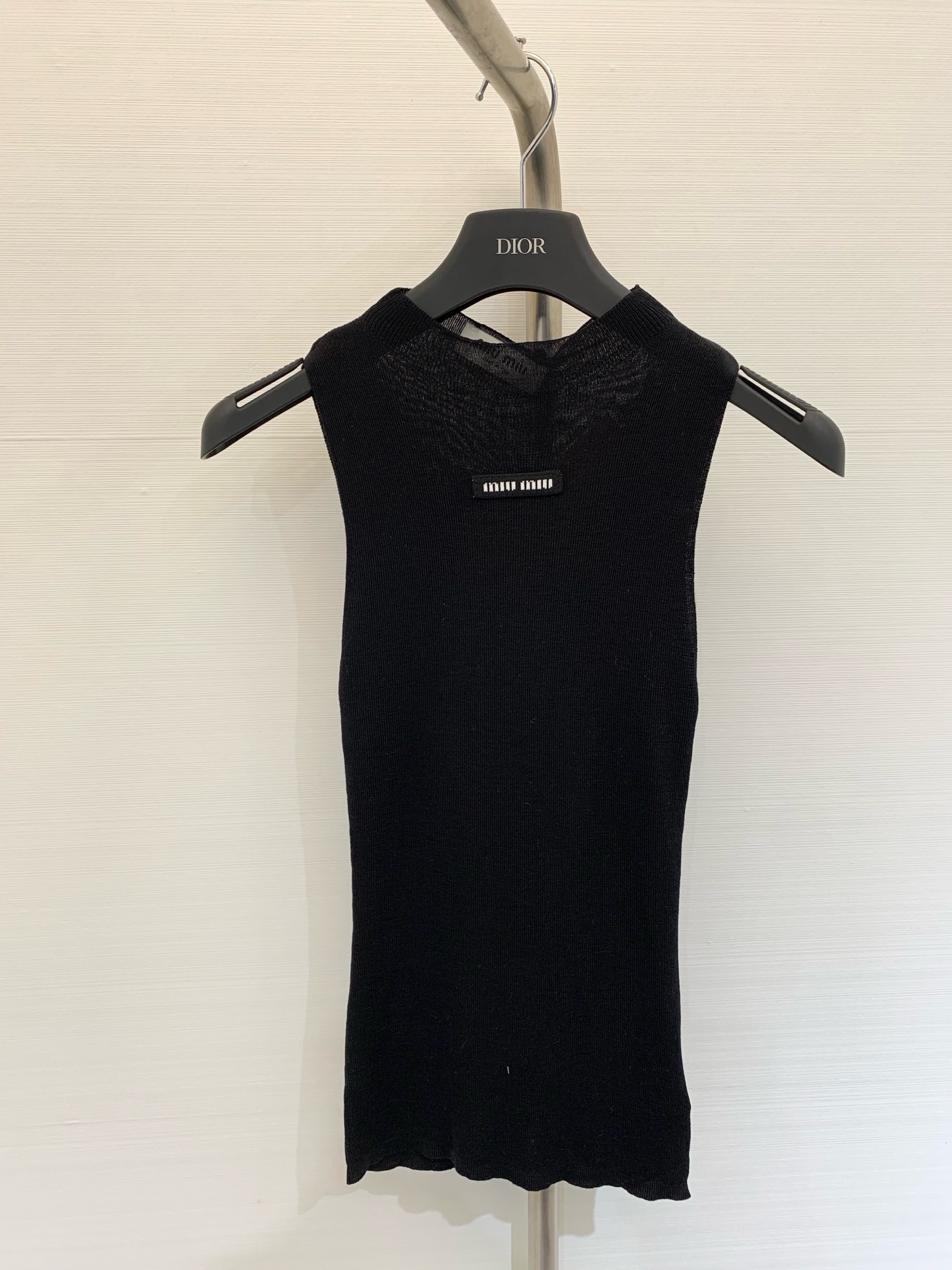 NO:438944,MIUMI* 2025 summer new style knitted letter vest custom YB wool knitted material comfortable and elastic iconic letters on chest retro age reduction slim fit style slim highlighting body casual commuting all three colors SML m,,miumiu,alexander wang19860909MIUMI* 2025夏季新款 针织字母背心 定制YB羊毛针织材质 舒适高弹 胸前钩花标志性字母 复古减龄 修身版型 显瘦凸显身材 休闲通勤都 三色SML m,,miumiu,alexander wang,Women's clothing