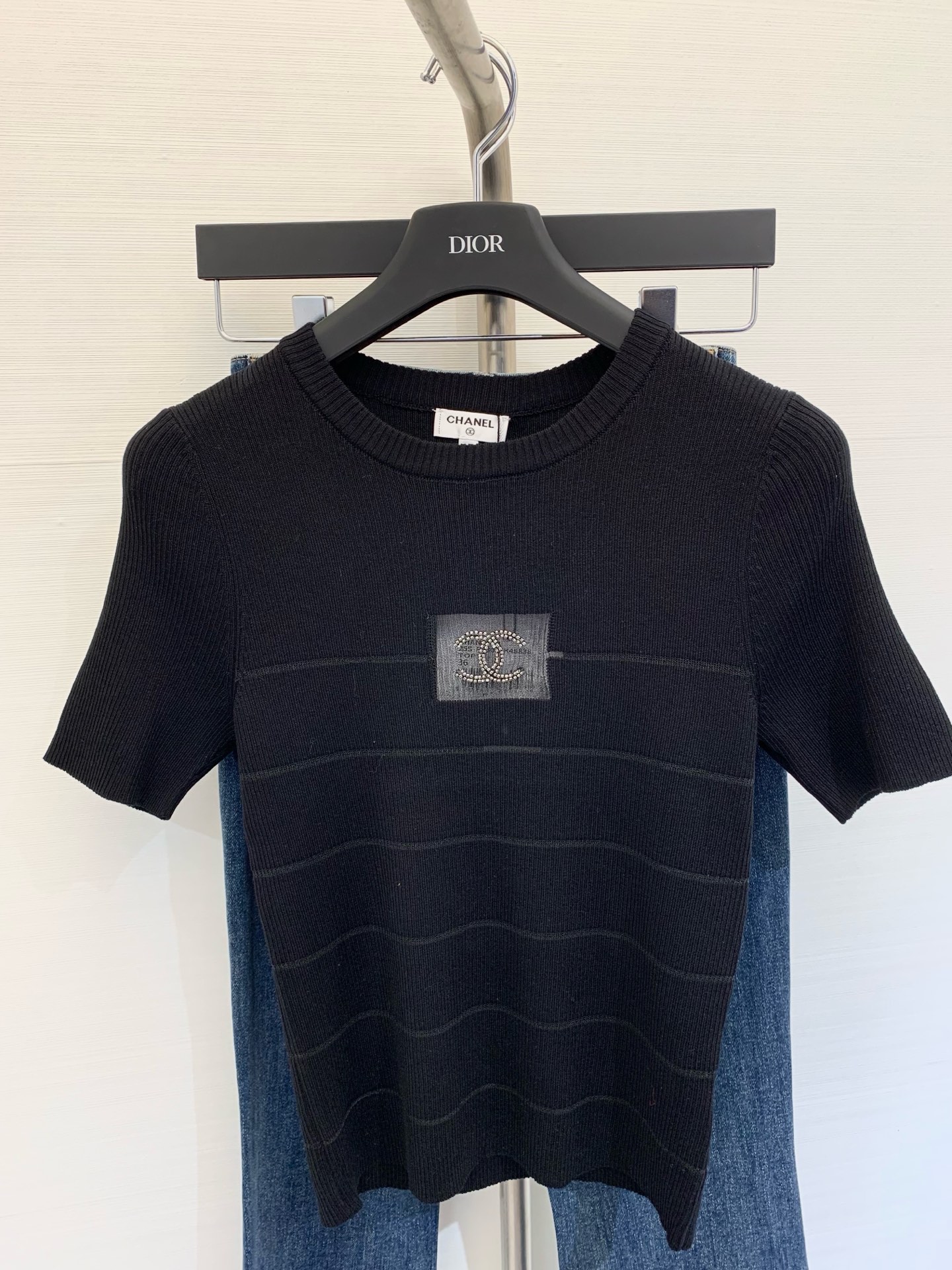 NO:438952,Chanel 2025ss new style solid color ice-sensing hollow double C knitted short sleeves Tianshi material is cool and not stuffy. A must-have for versatile commuting SML, chanel, T-shirt, alexander wang19860909Chanel 2025ss新款 纯色冰感镂空双C针织短袖 天丝材质凉爽不闷热 百搭通勤必备 SML,,chanel,T-shirt,alexander wang,Women's clothing